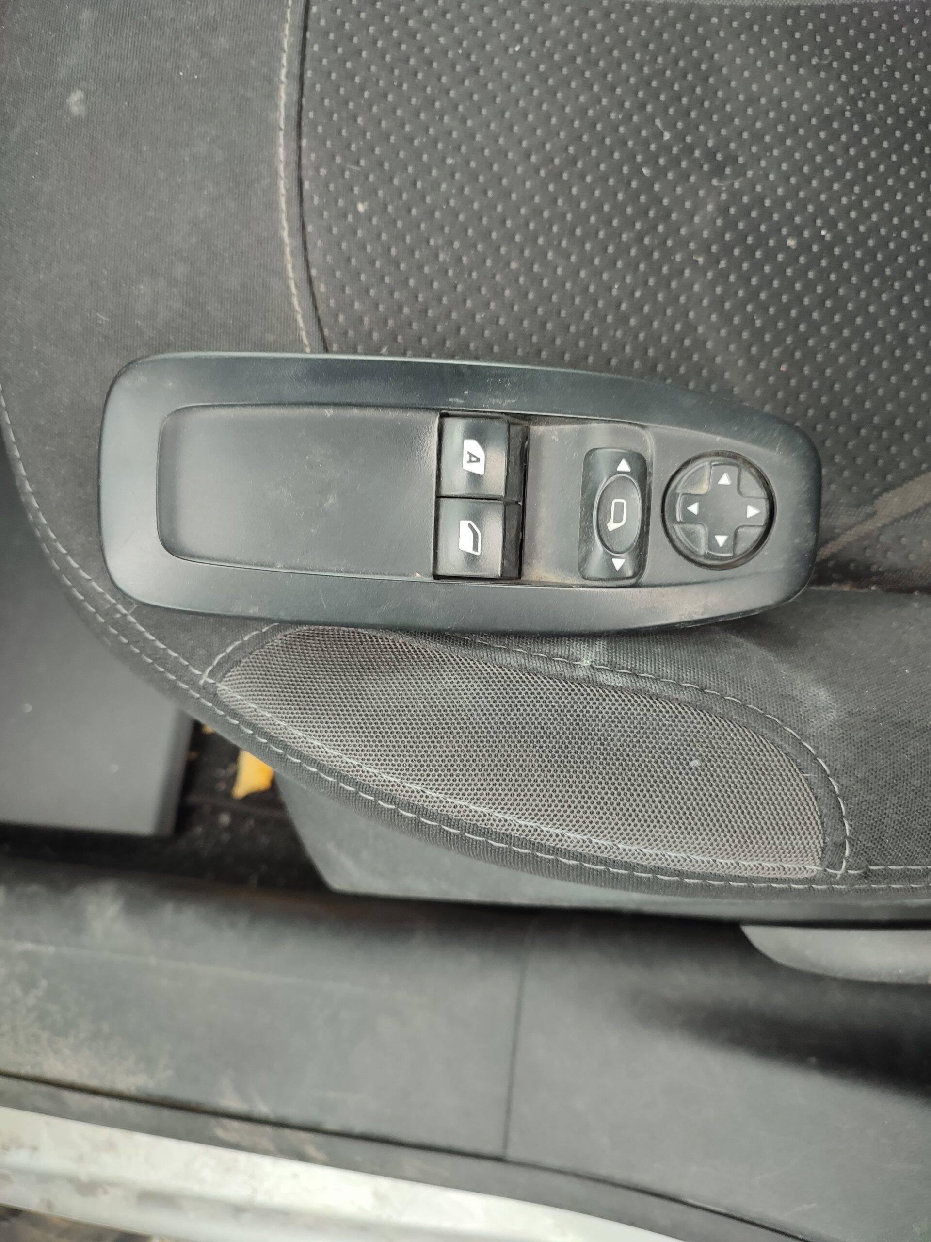 Mando elevalunas delantero izquierdo peugeot 208 (01.2012->)