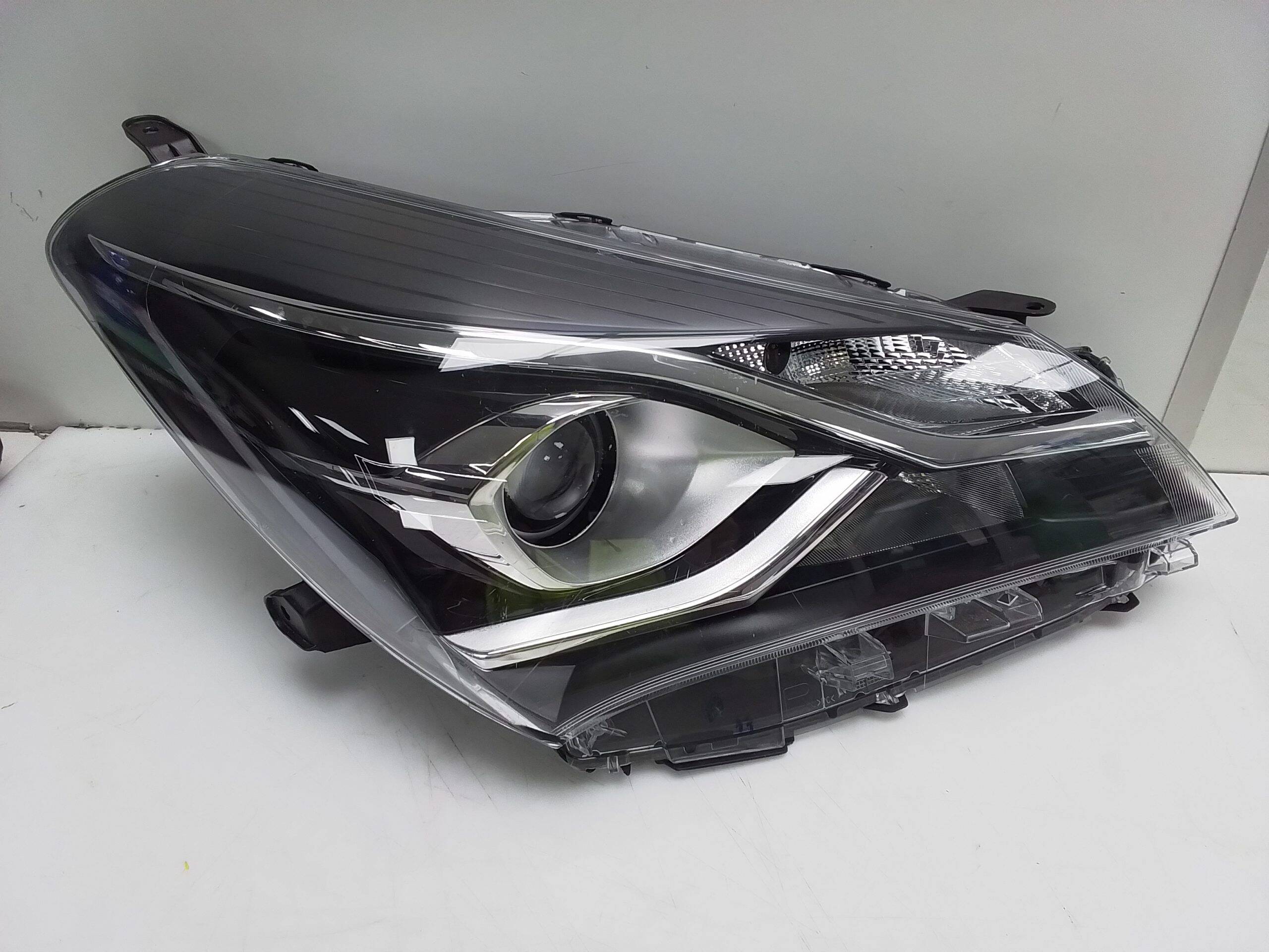 Faro derecho toyota yaris (p13)(2014->)