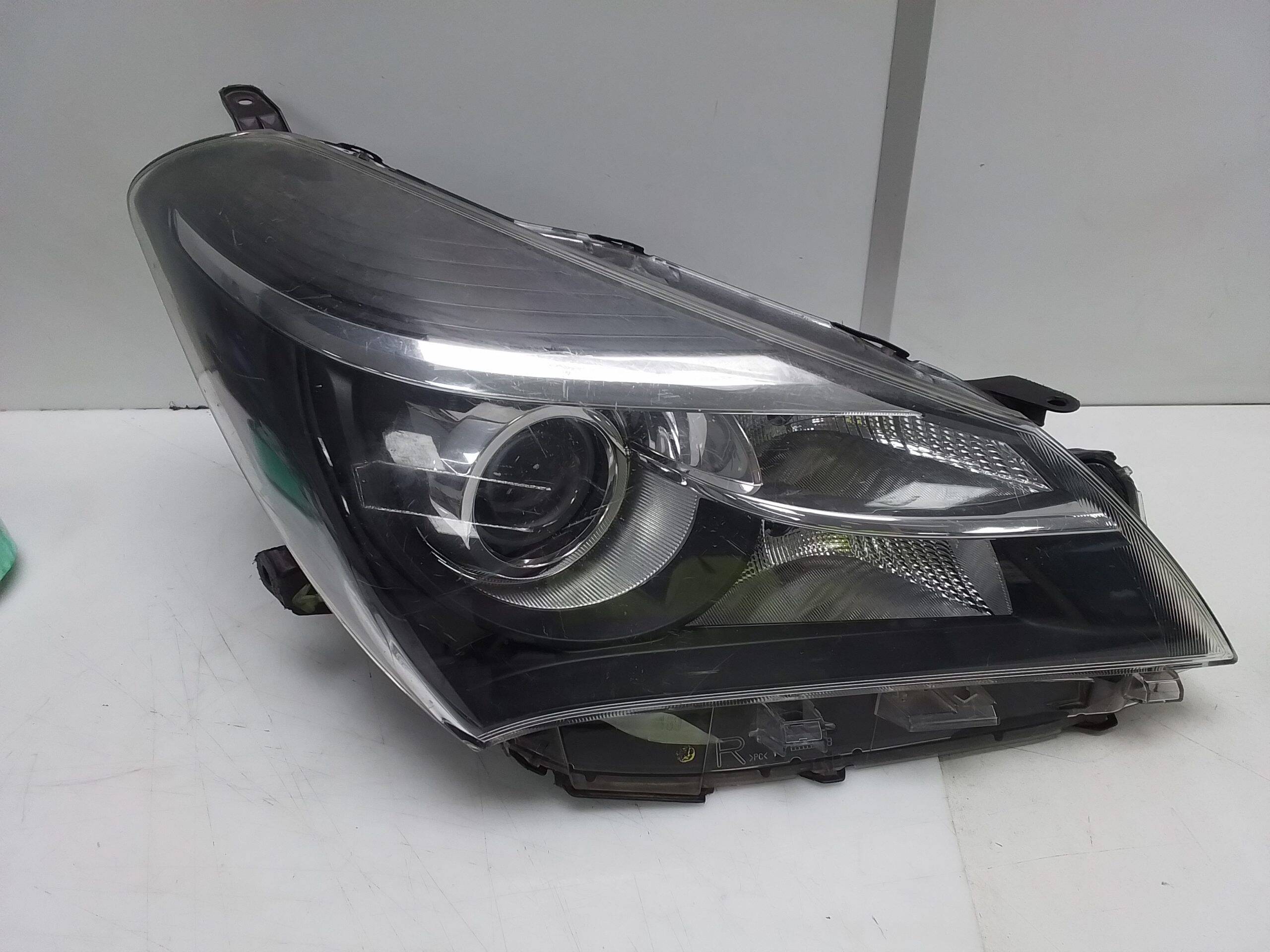 Faro derecho toyota yaris (p13)(2014->)