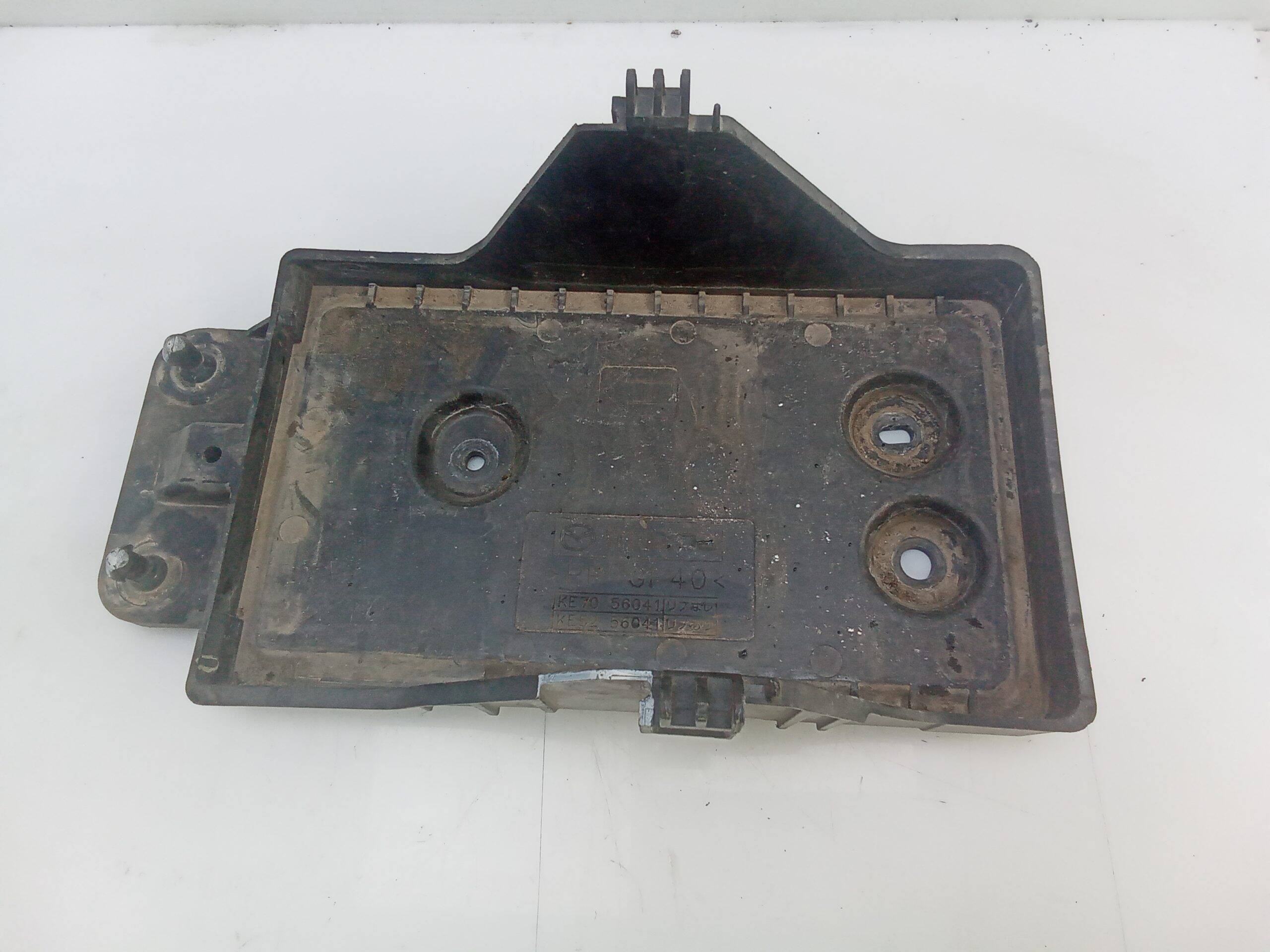 Piso soporte bateria mazda 3 berlina / sedán (bm/bn)(07.2013->)