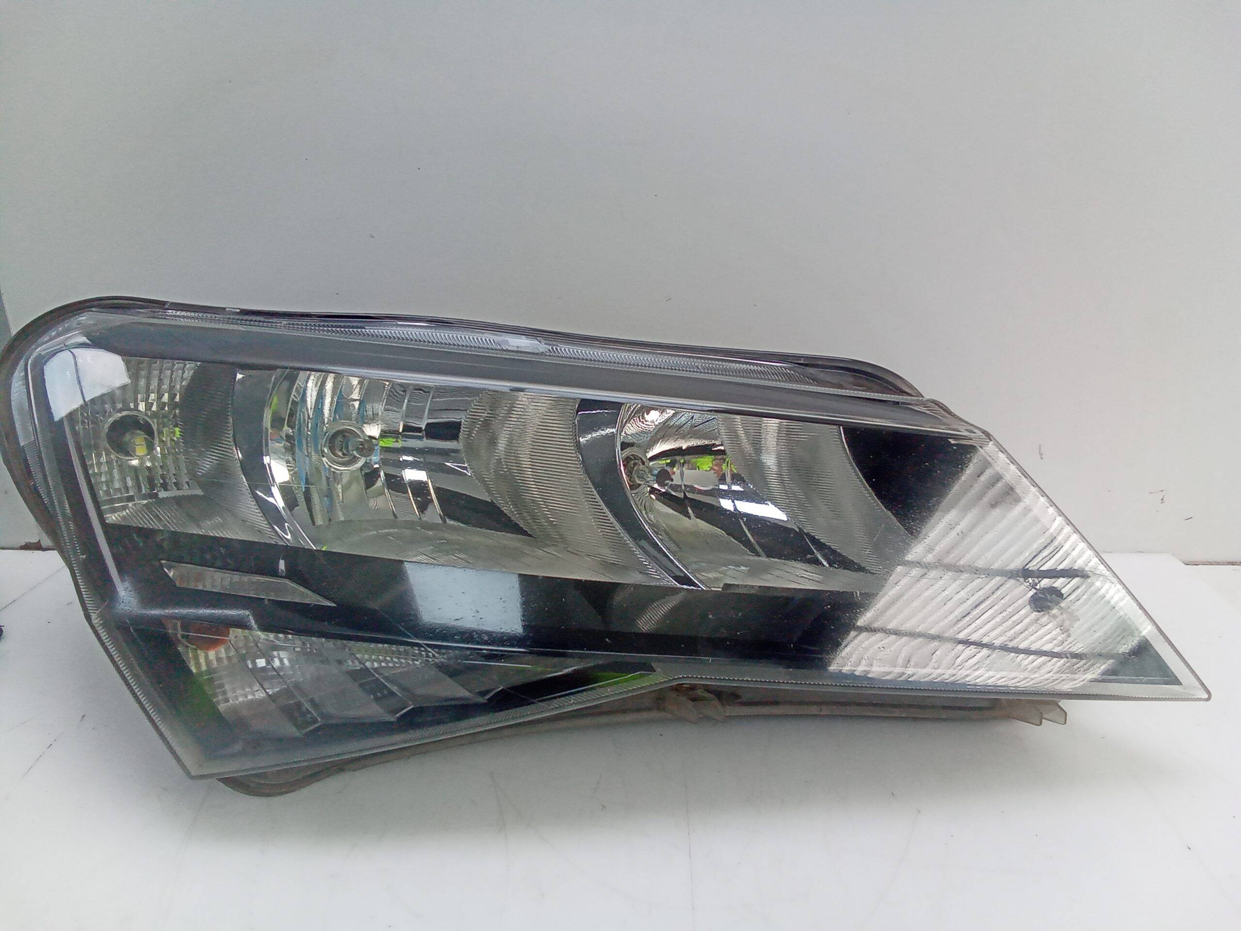 Faro derecho skoda superb combi (3v5)(06.2015->)