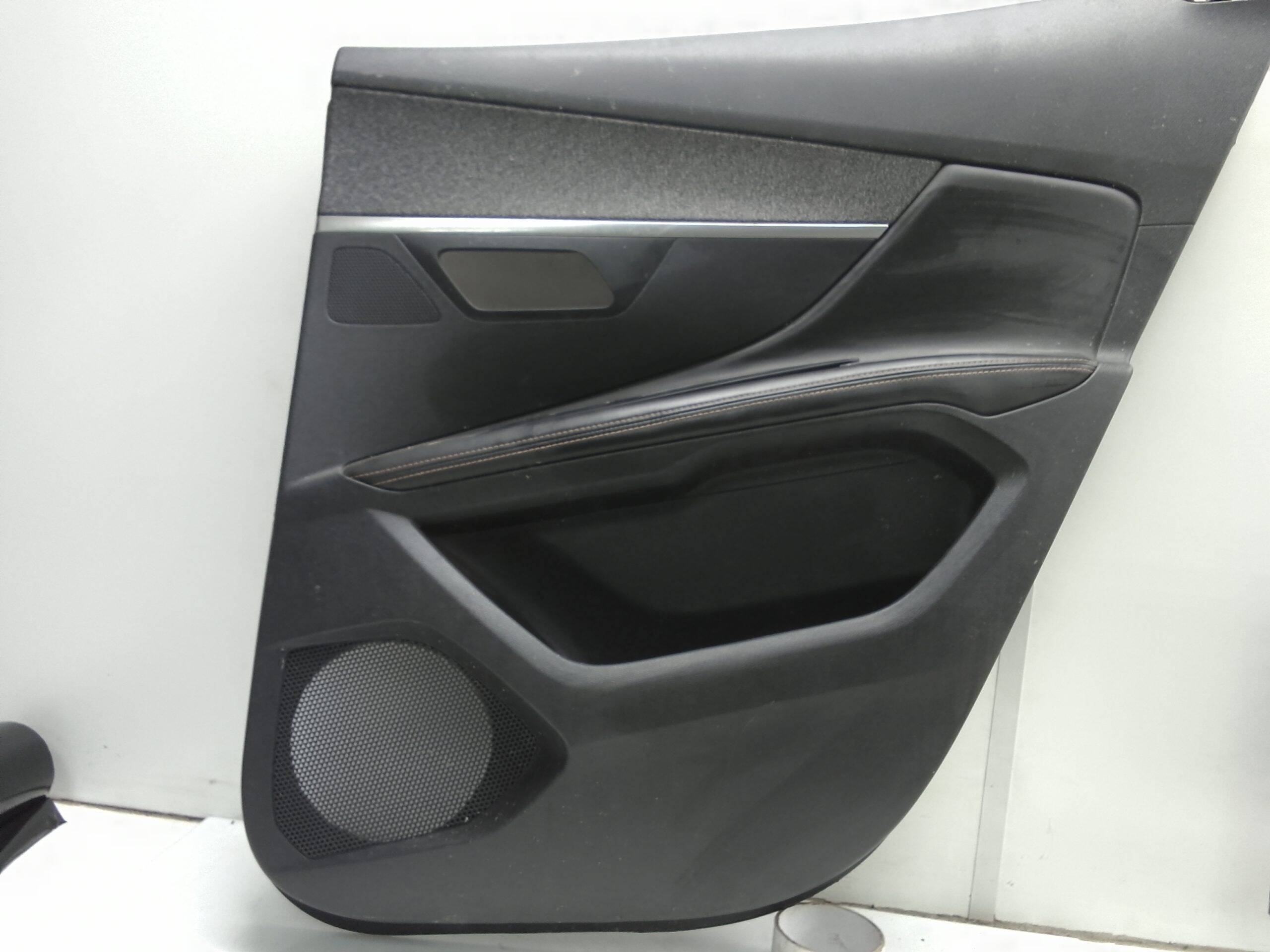 Moldura puerta trasera  izquierda peugeot 3008 (05.2009->)