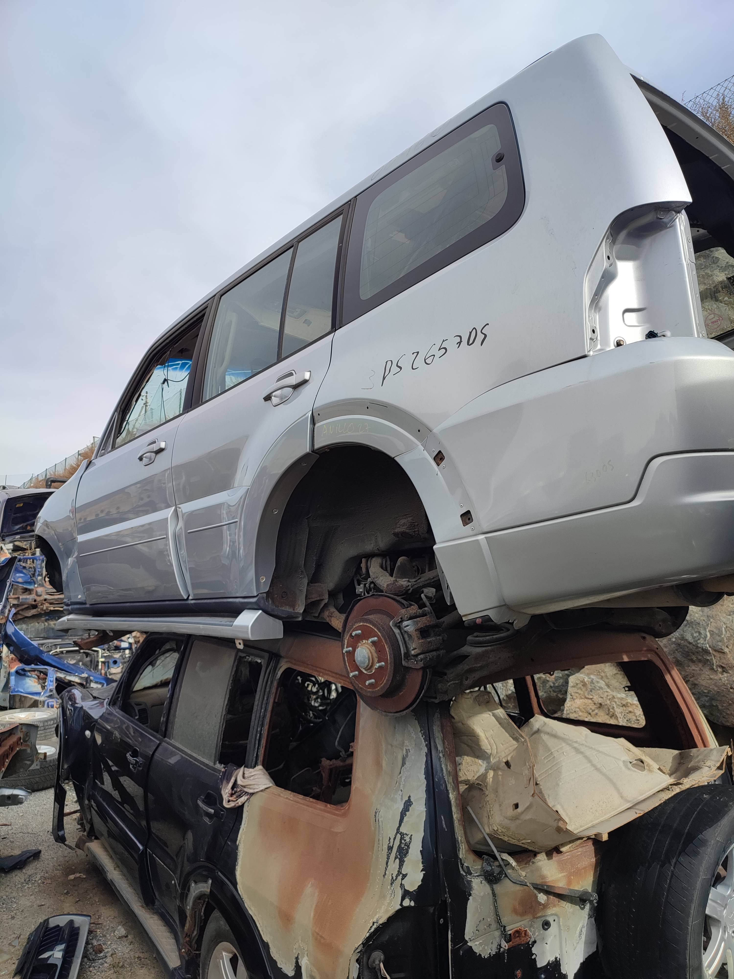 Spoiler talonera izquierda mitsubishi montero (v80/v90)(2007->)