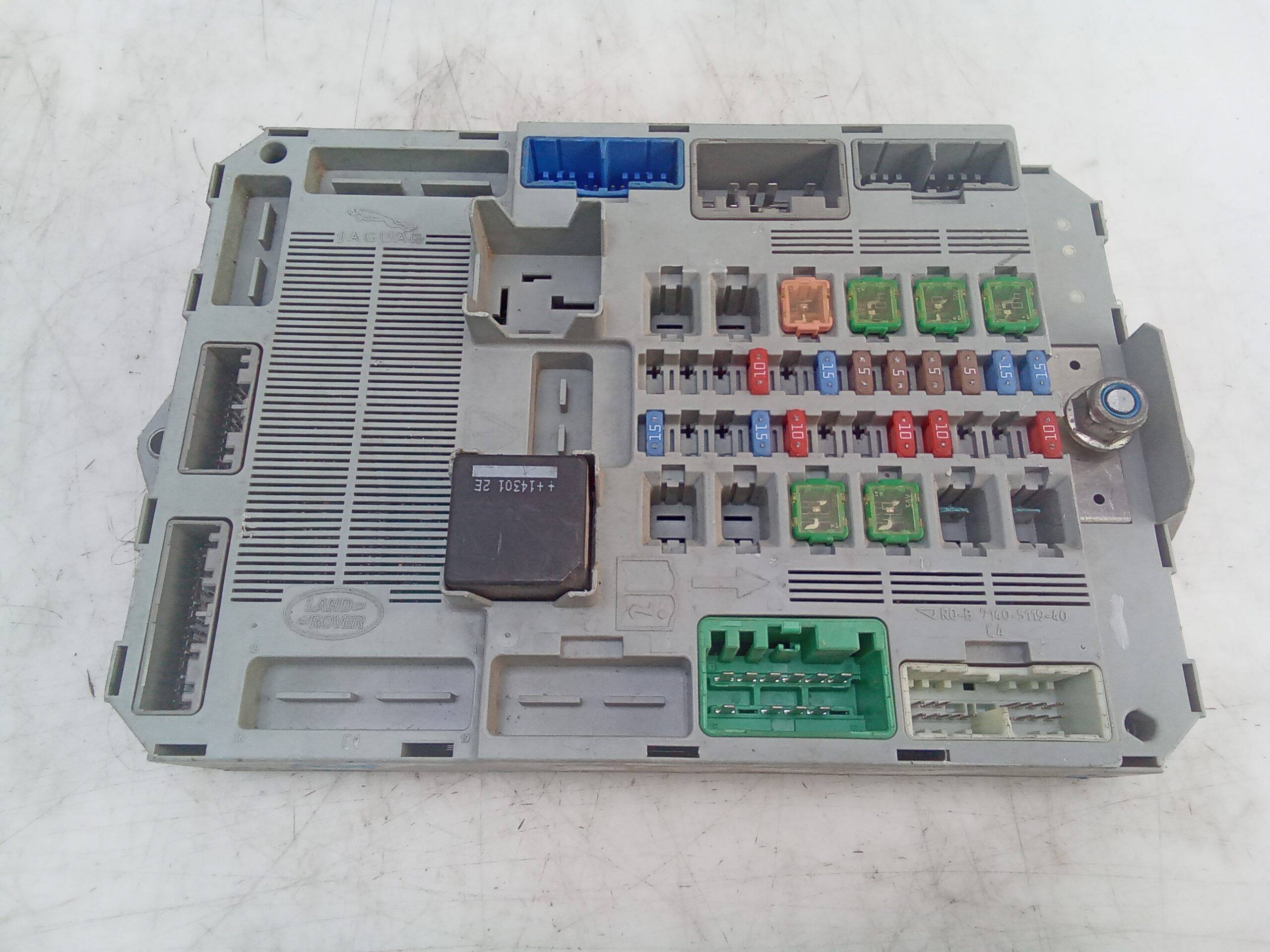 Caja fusibles jaguar f-pace (09.2015->)