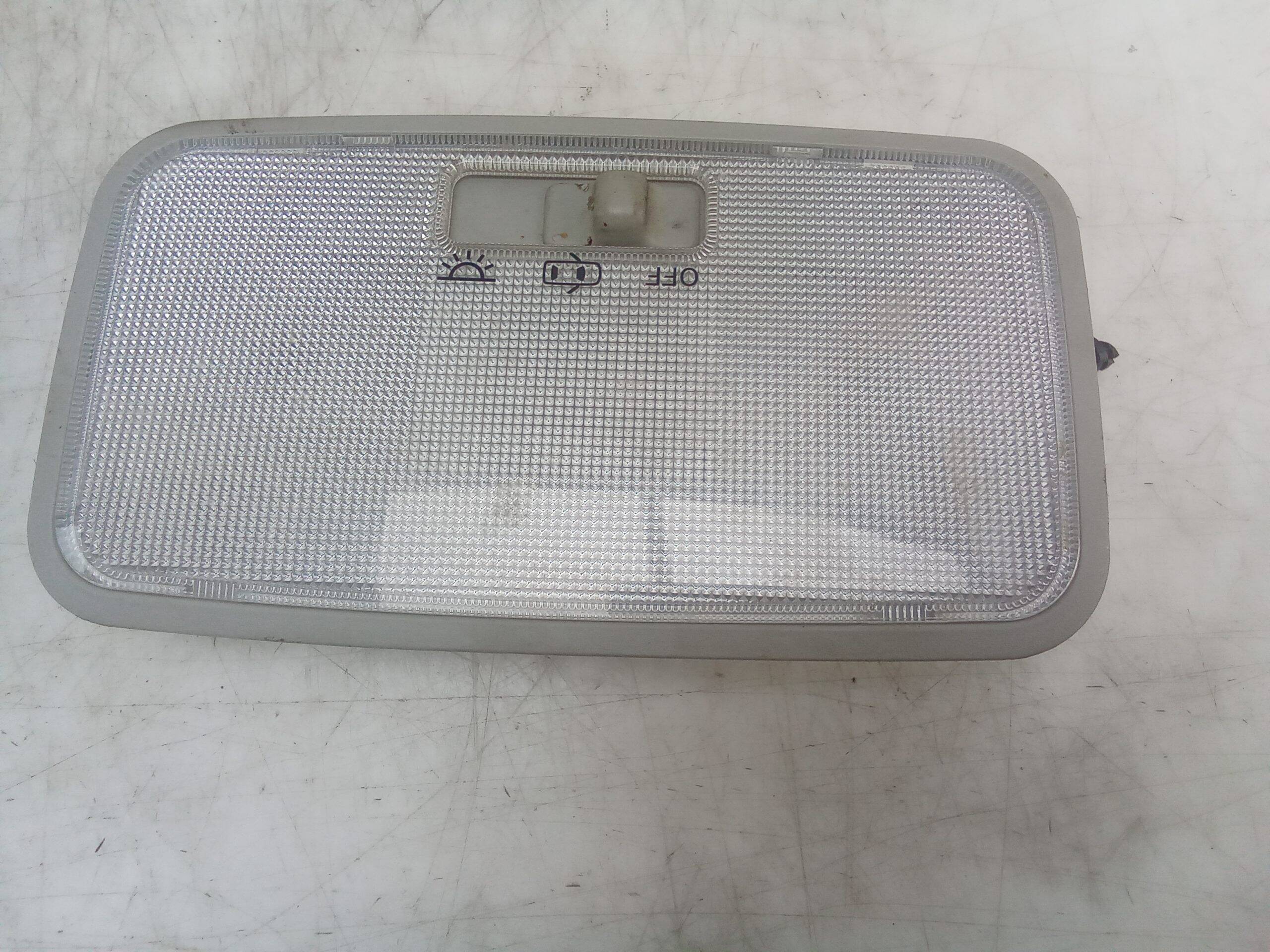 Luz interior trasera toyota hilux (gun1)(2016->)