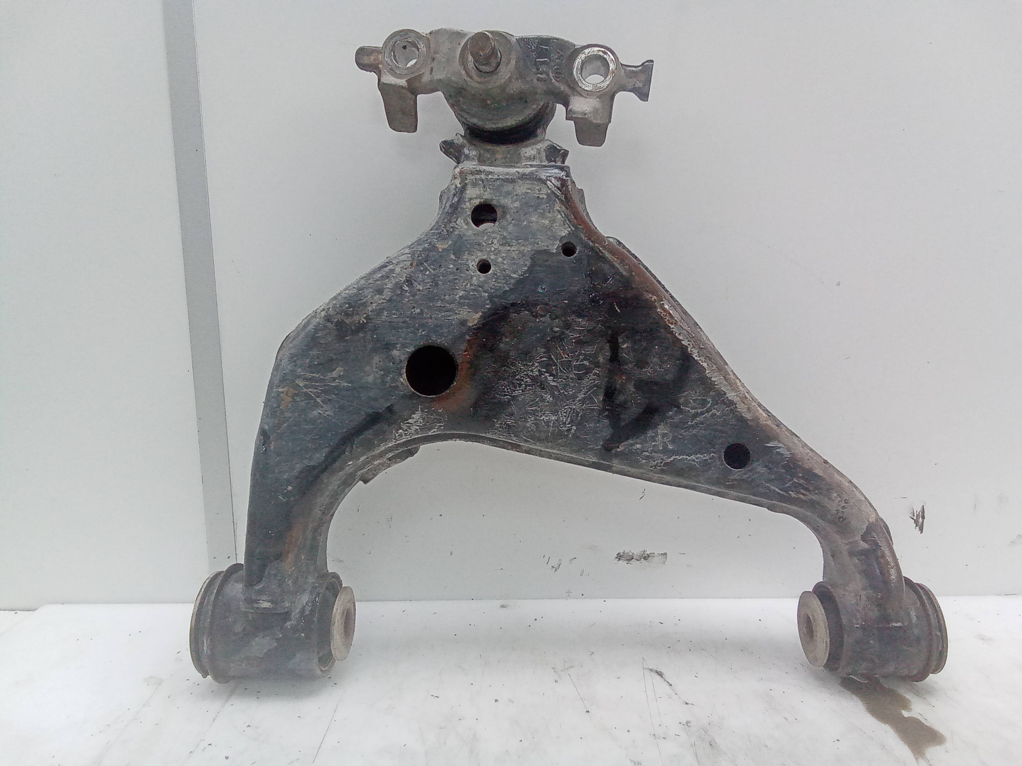 Brazo suspension inferior delantero derecho toyota hilux (gun1)(2016->)