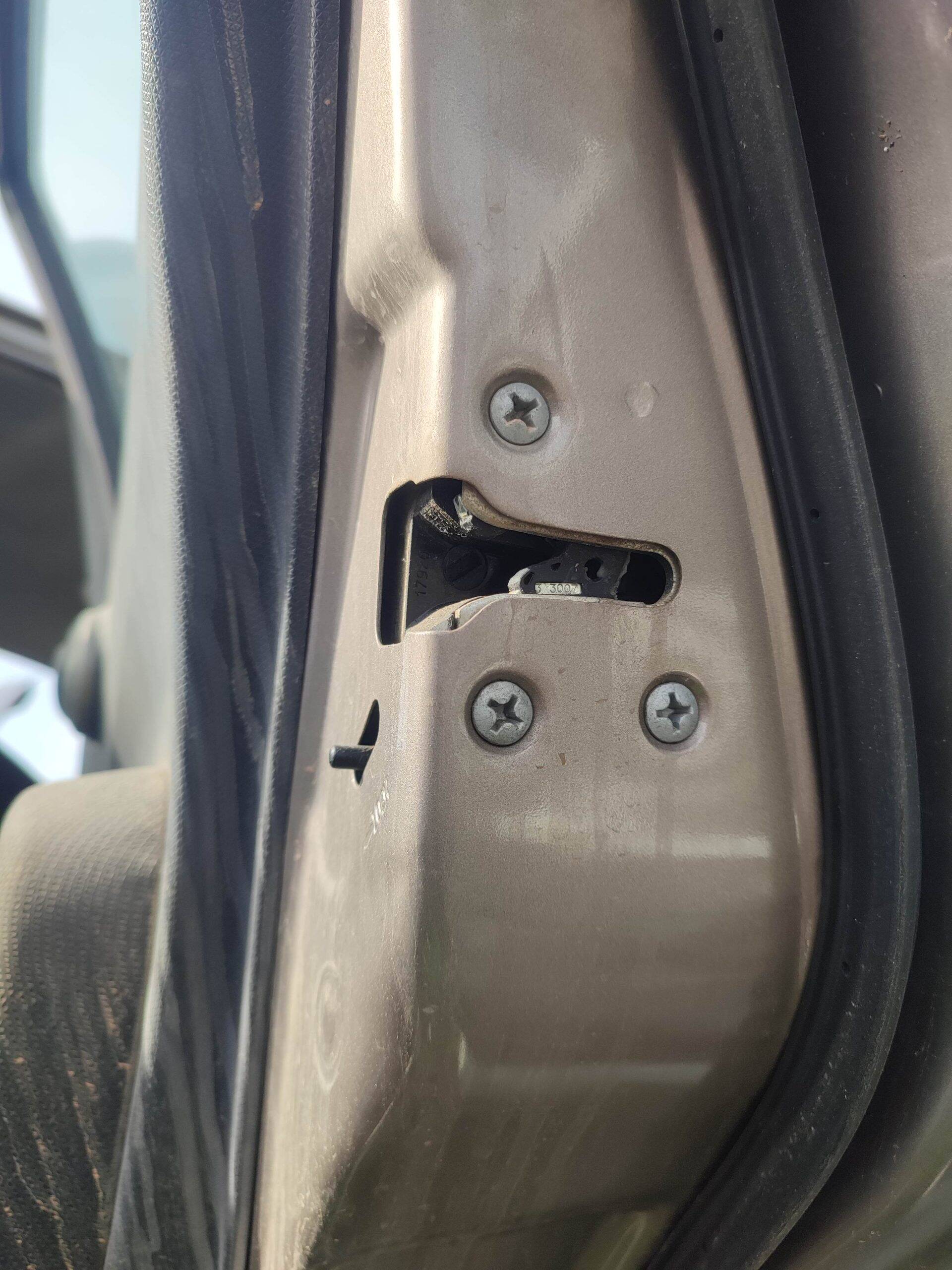 Cerradura puerta trasera derecha nissan micra (k12e)(11.2002->)