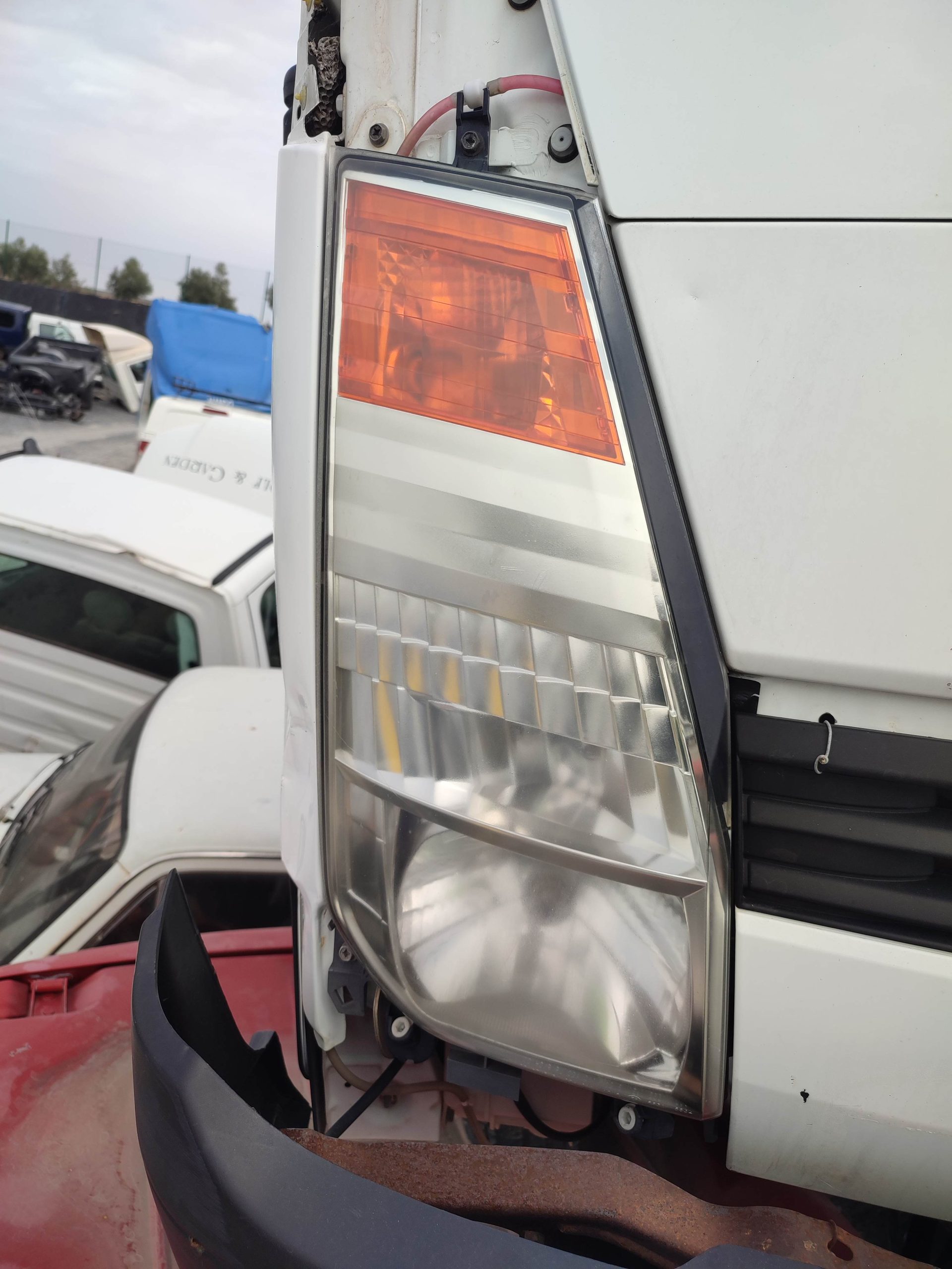 Faro derecho nissan cabstar ->09.06