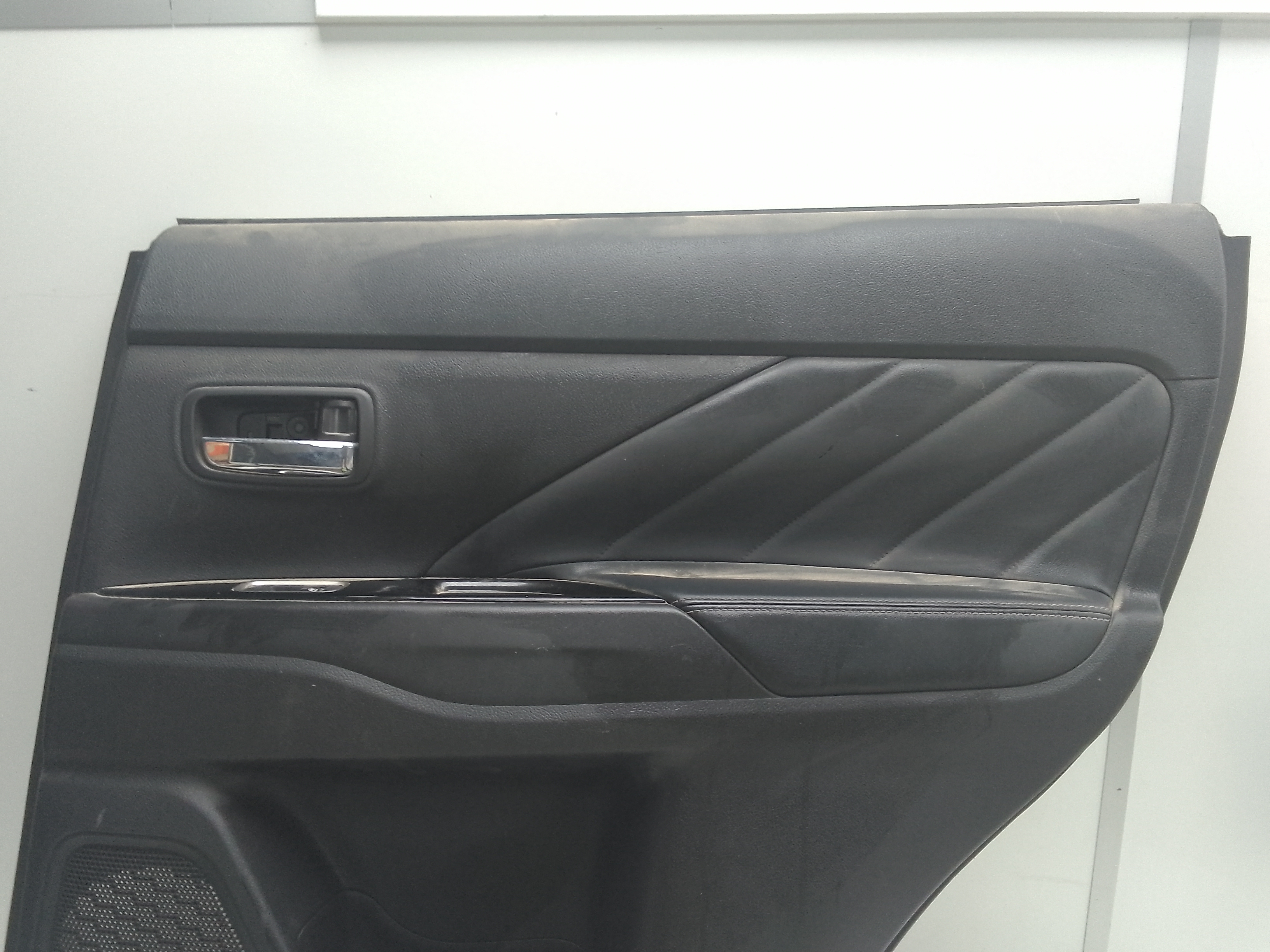 Guarnecido puerta trasera derecha mitsubishi outlander (gf0/gg0)(2012->)