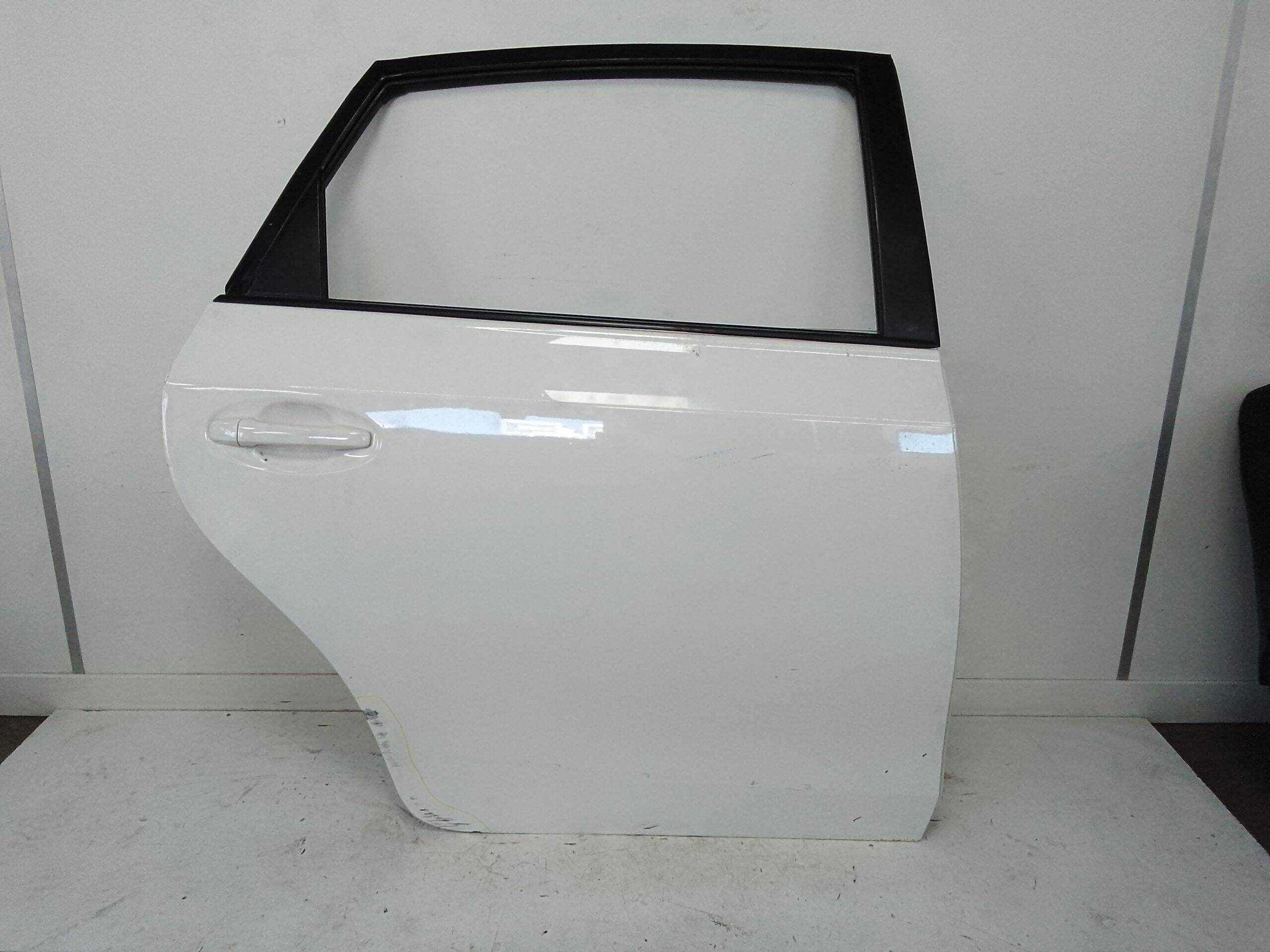 Puerta trasera izquierda toyota prius + (zvw40)(2012->)