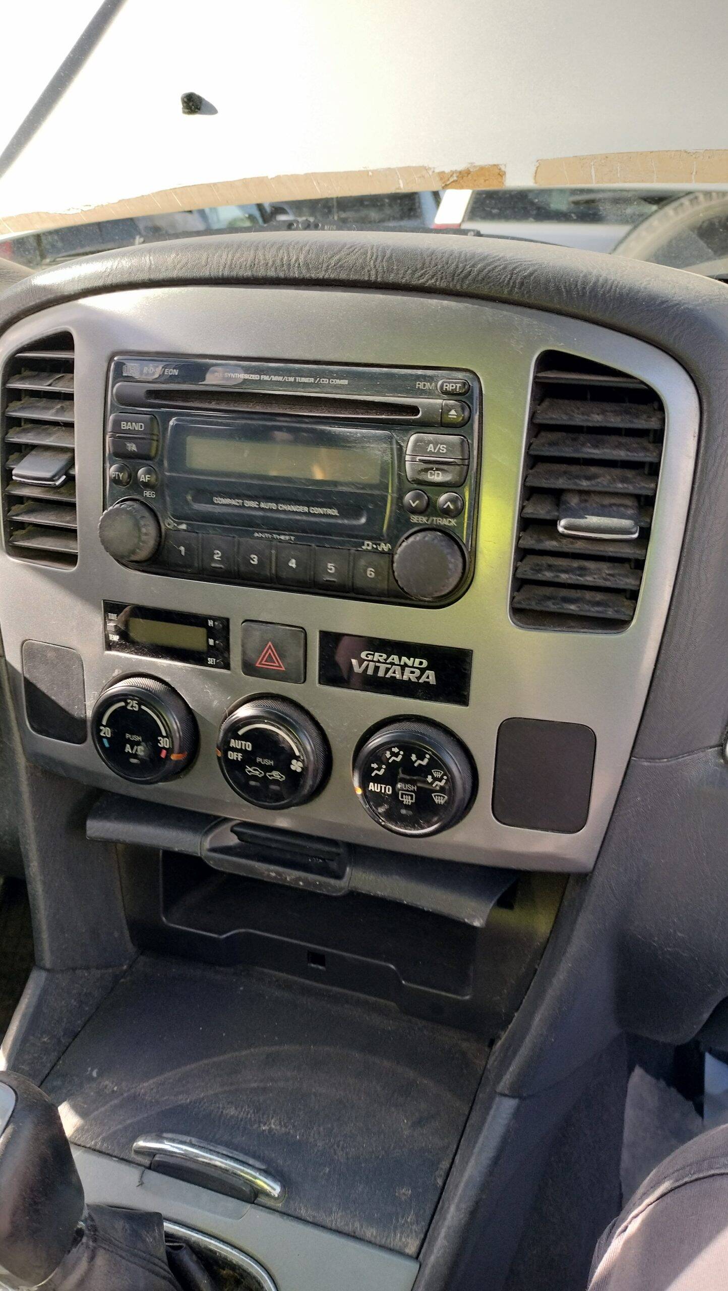 Moldura / consola radio suzuki grand vitara 3 puertas (sq/gt)(1999->)