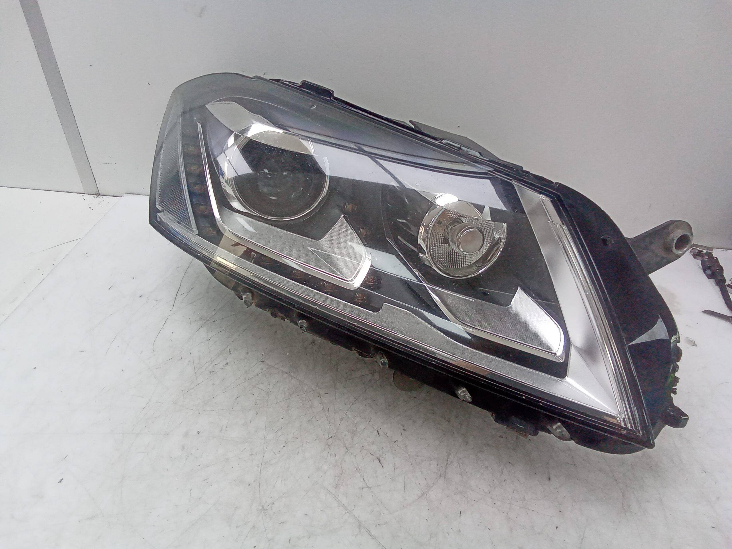 Faro derecho volkswagen passat berlina (362)(10.2010->)