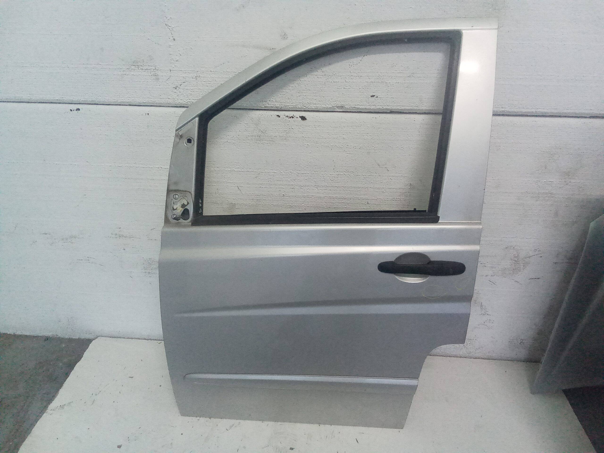 Puerta delantera izquierda mercedes-benz vito kombi (639)(06.2003->)