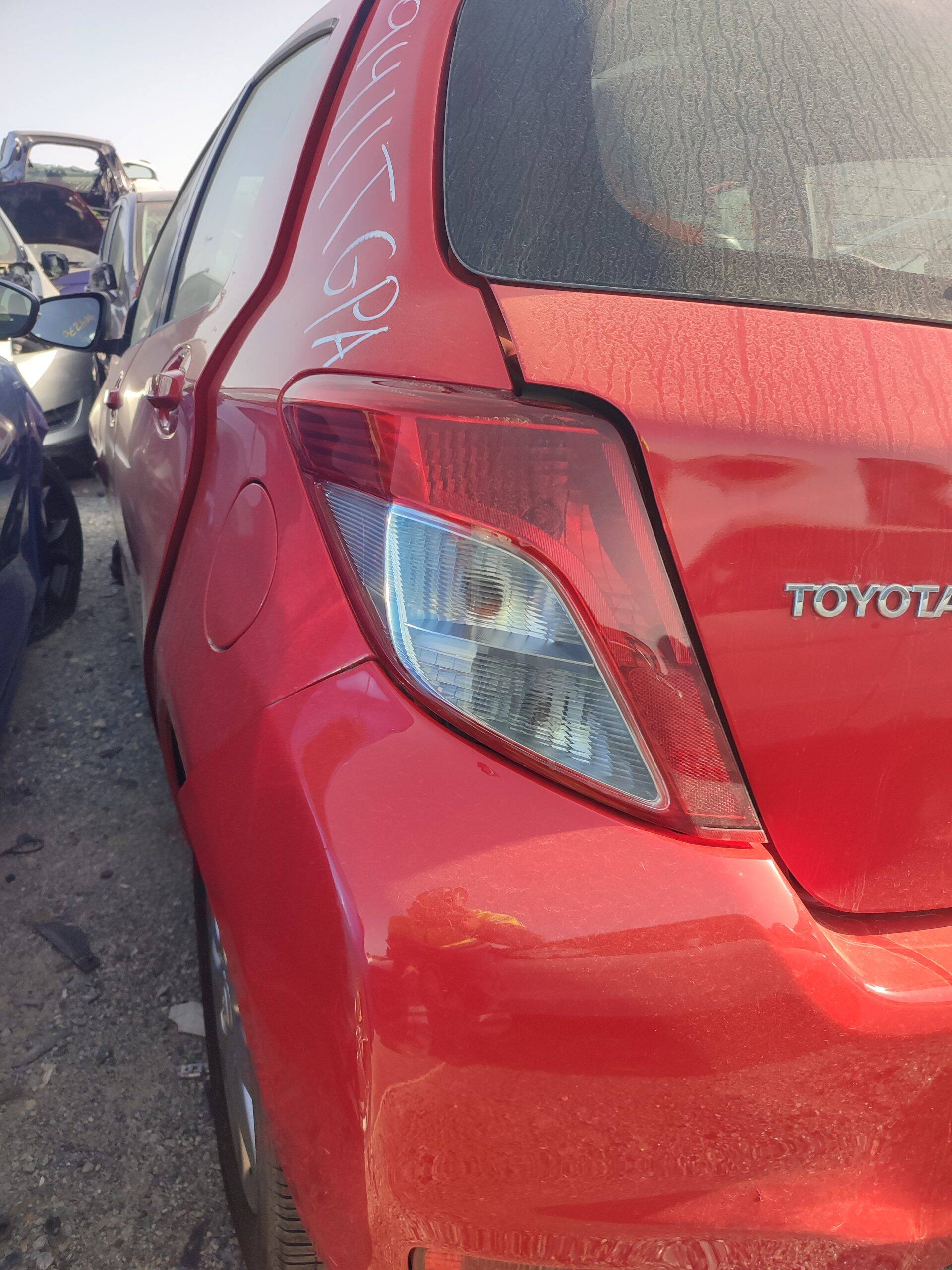 Piloto trasero izquierdo toyota yaris (ksp1/nlp1/nsp1)(2011->)