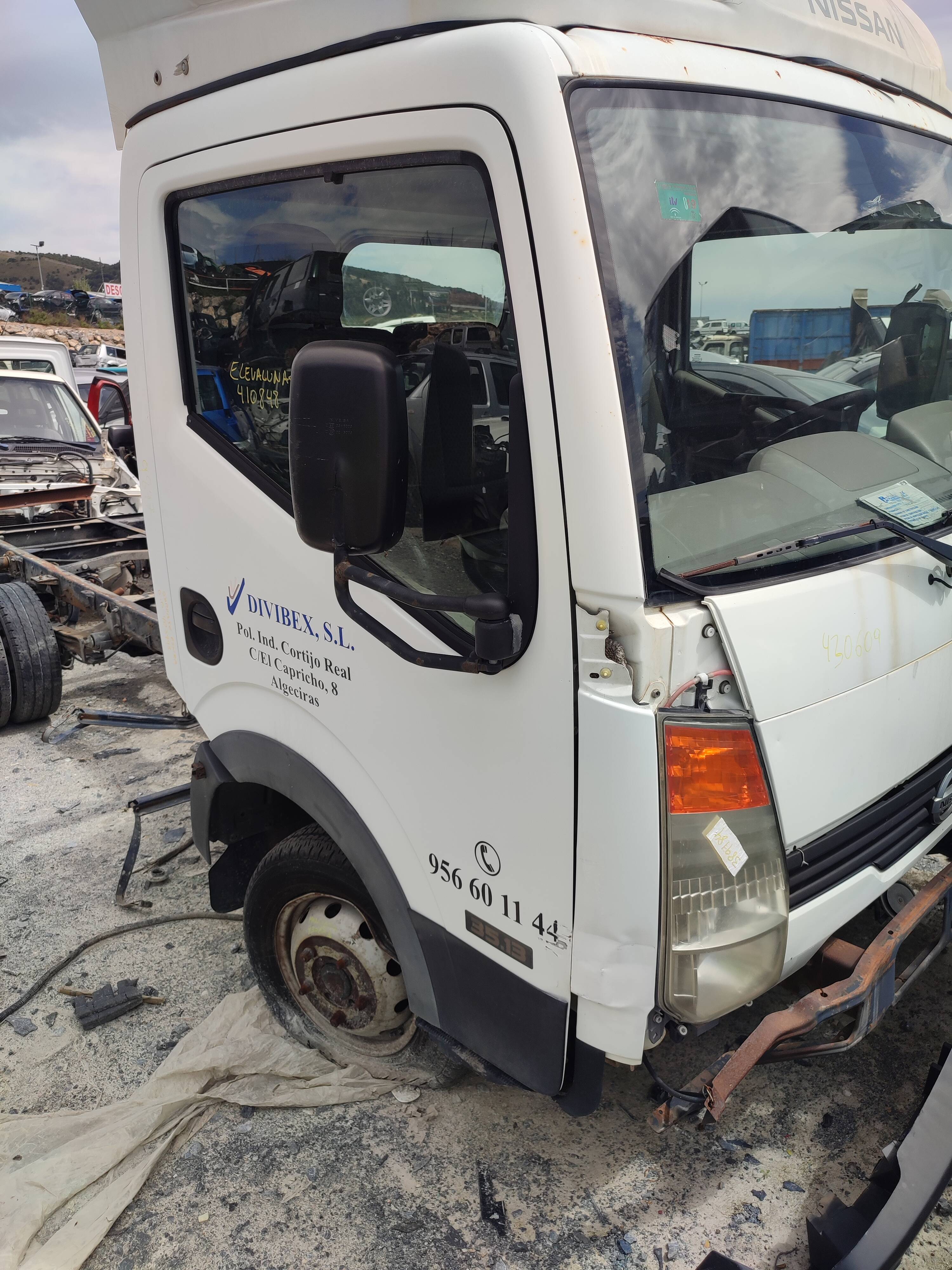 Pinza freno delantera derecha nissan cabstar ->09.06