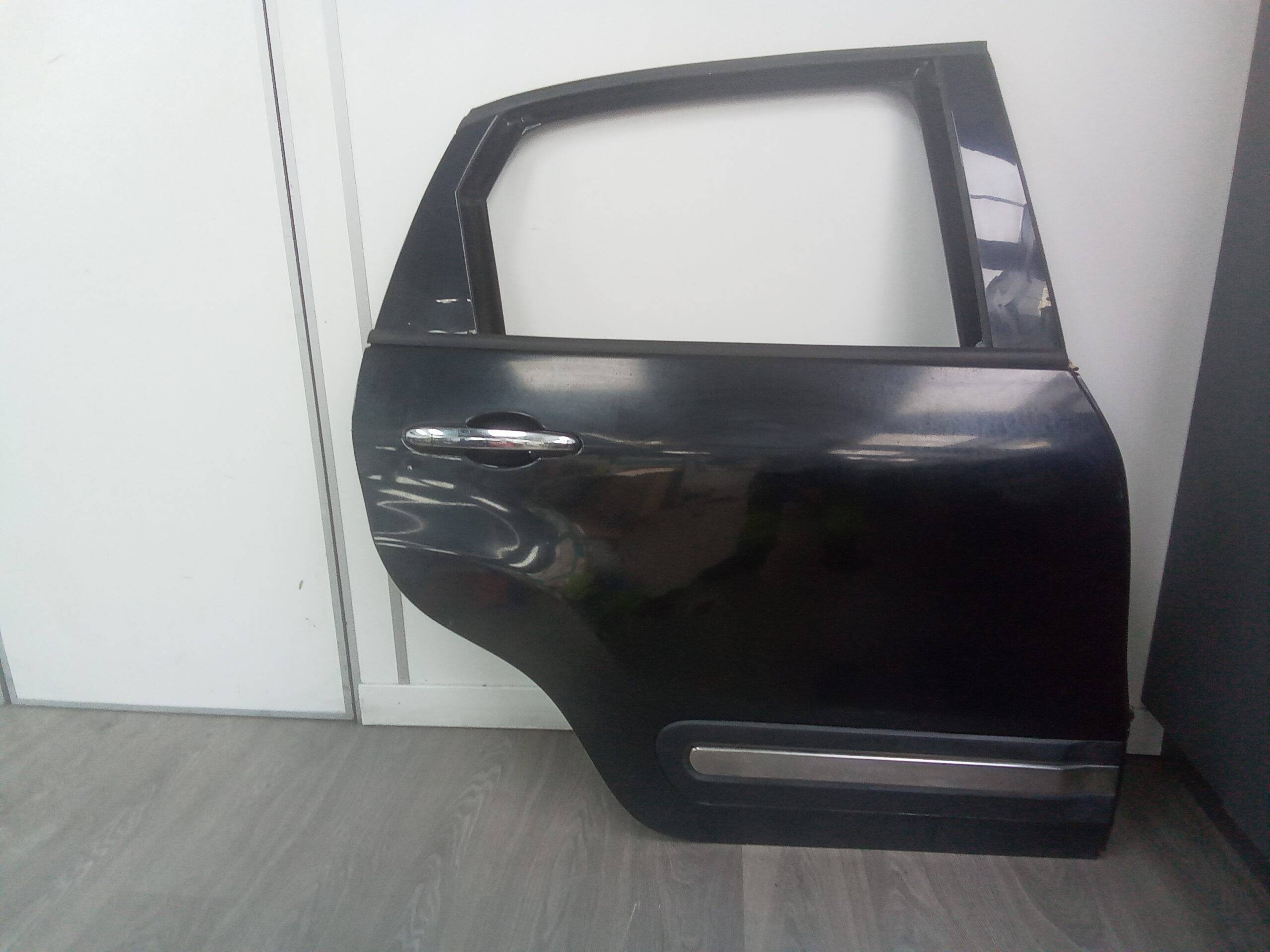 Puerta trasera derecha fiat 500l (330)(2012->)