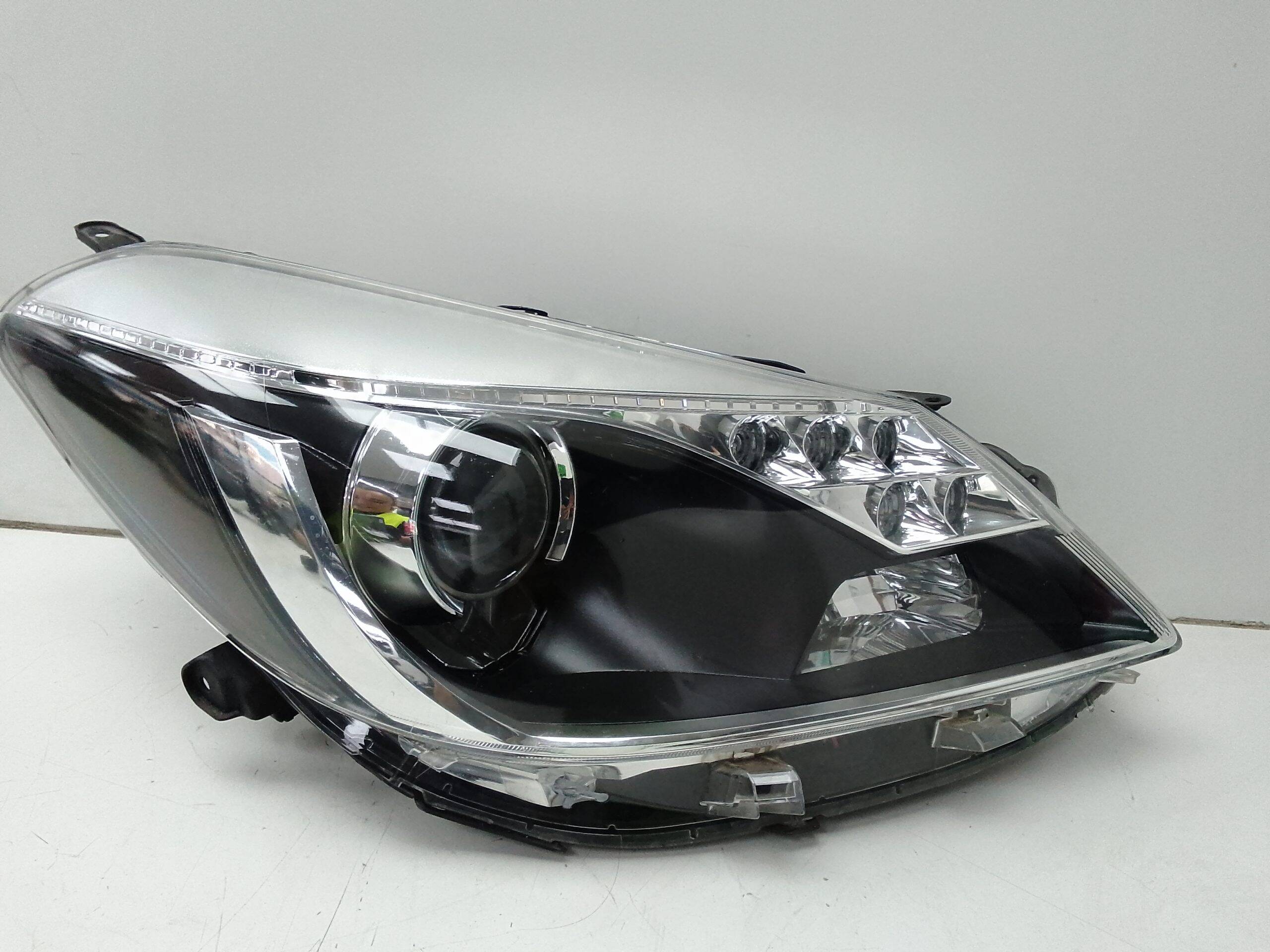 Faro derecho toyota yaris (ksp1/nlp1/nsp1)(2011->)