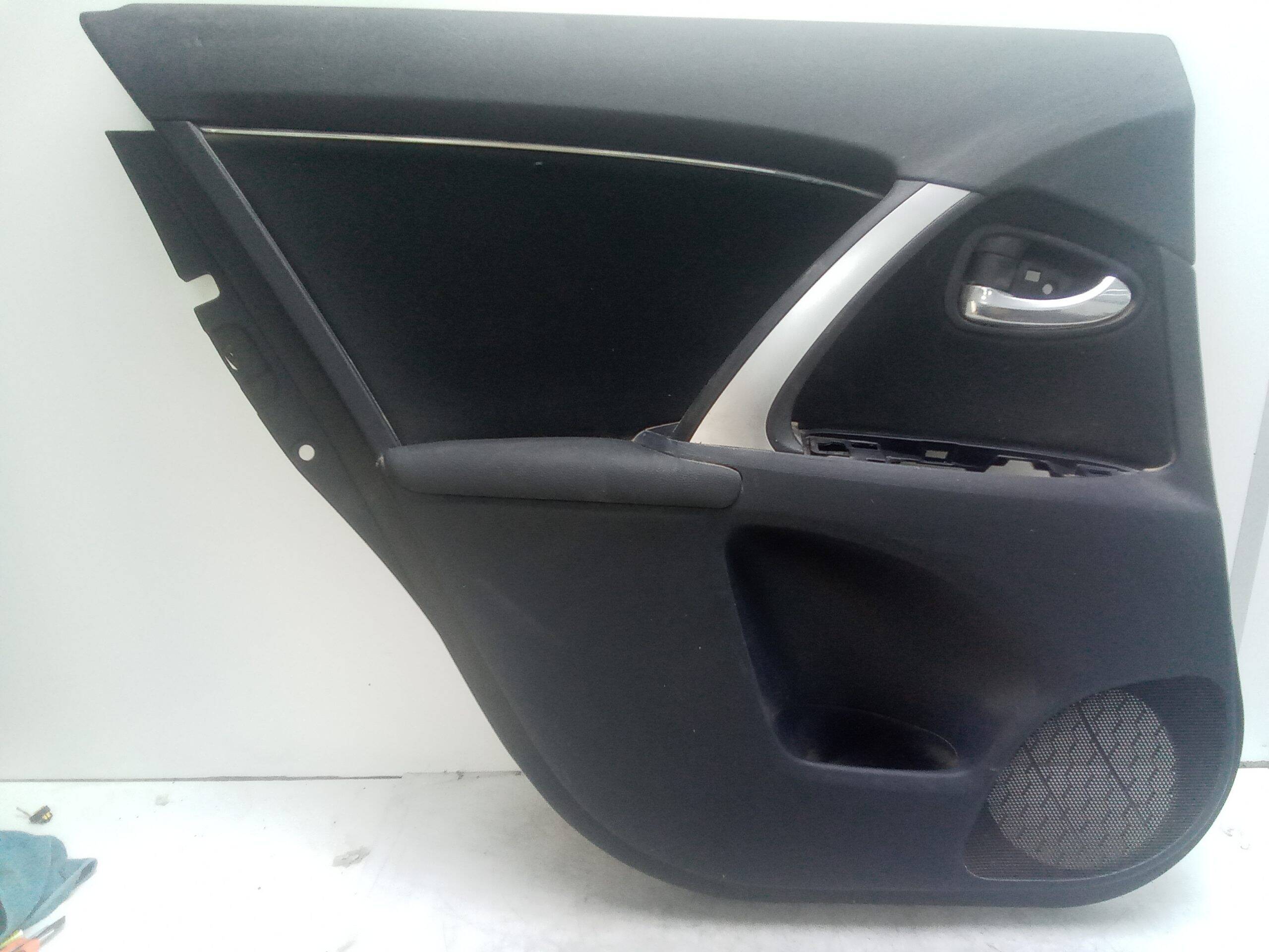 Guarnecido puerta trasera izquierda toyota avensis (t27)(2008->)