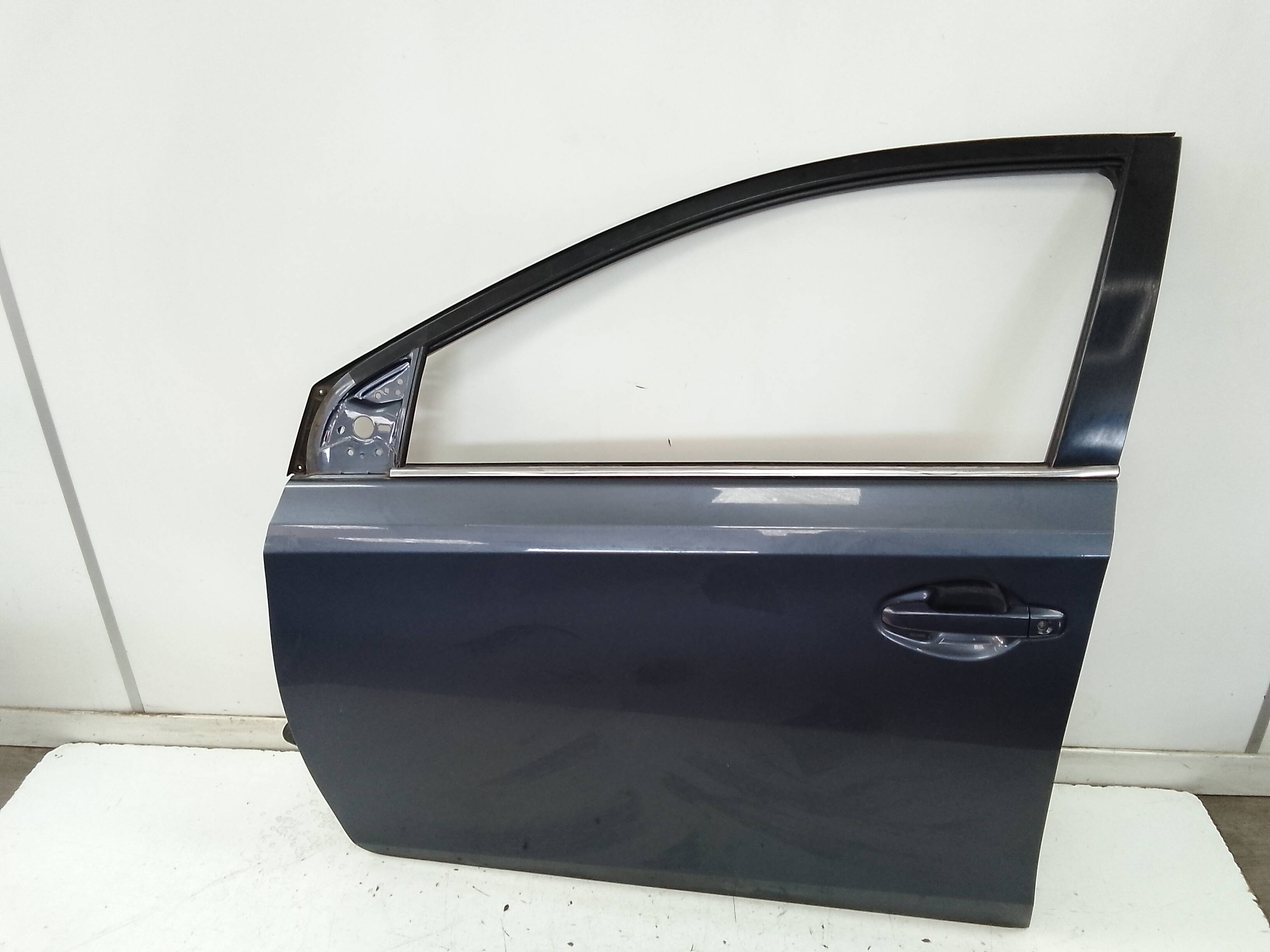 Puerta delantera izquierda toyota auris (e18)(10.2012->)