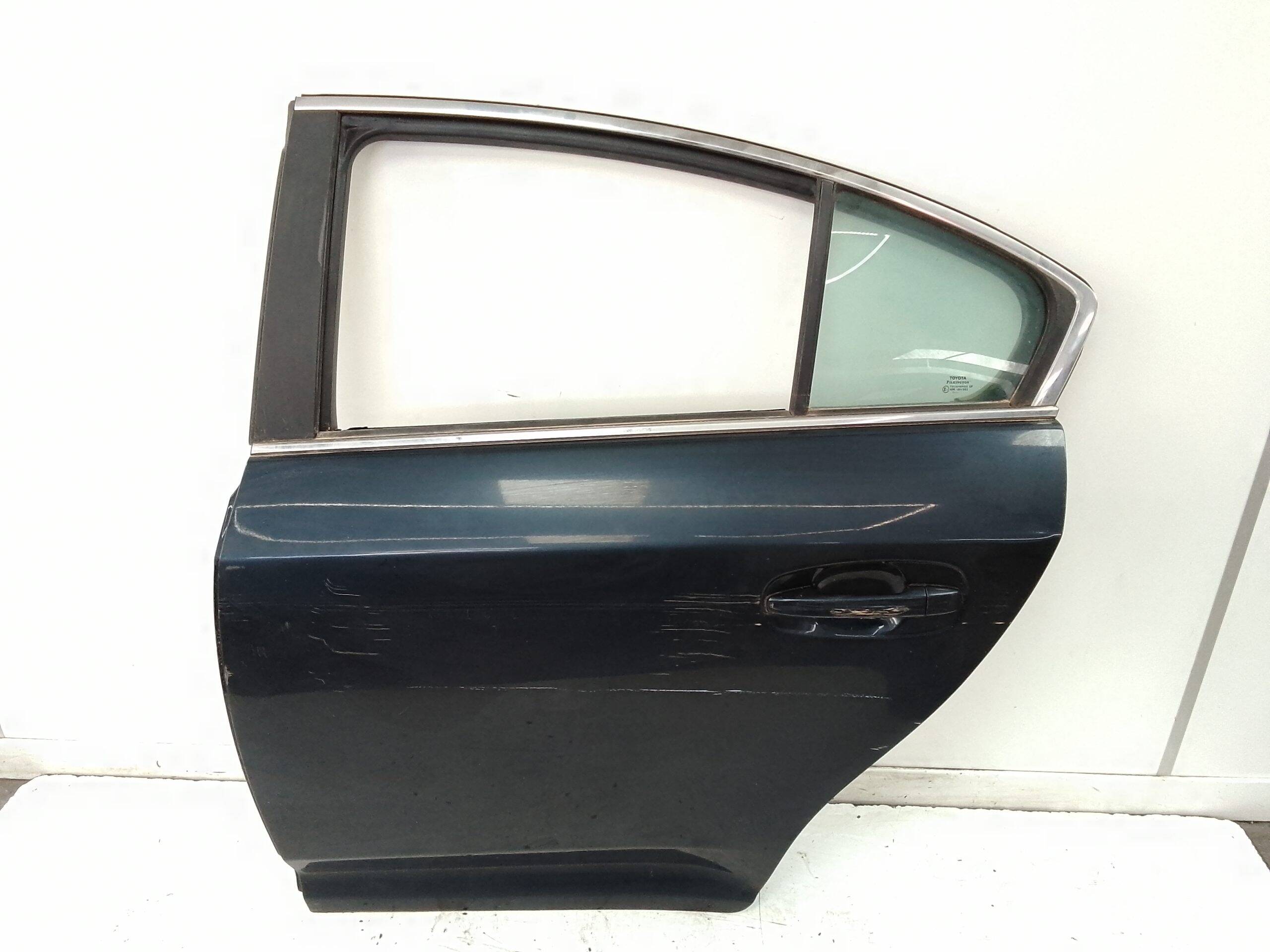 Puerta trasera izquierda toyota avensis (t27)(2008->)