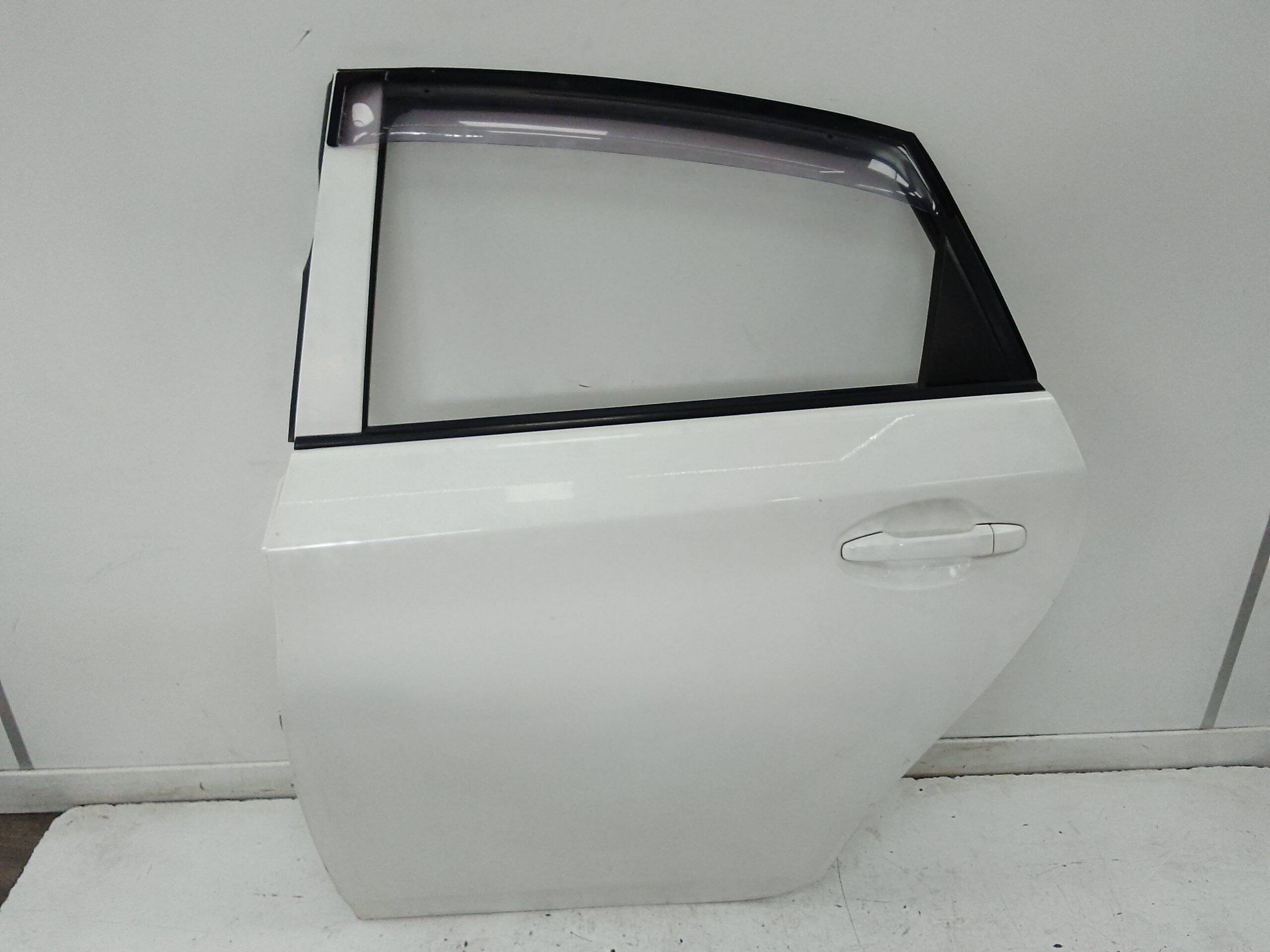 Puerta trasera izquierda toyota prius (zvw30)(2009->)