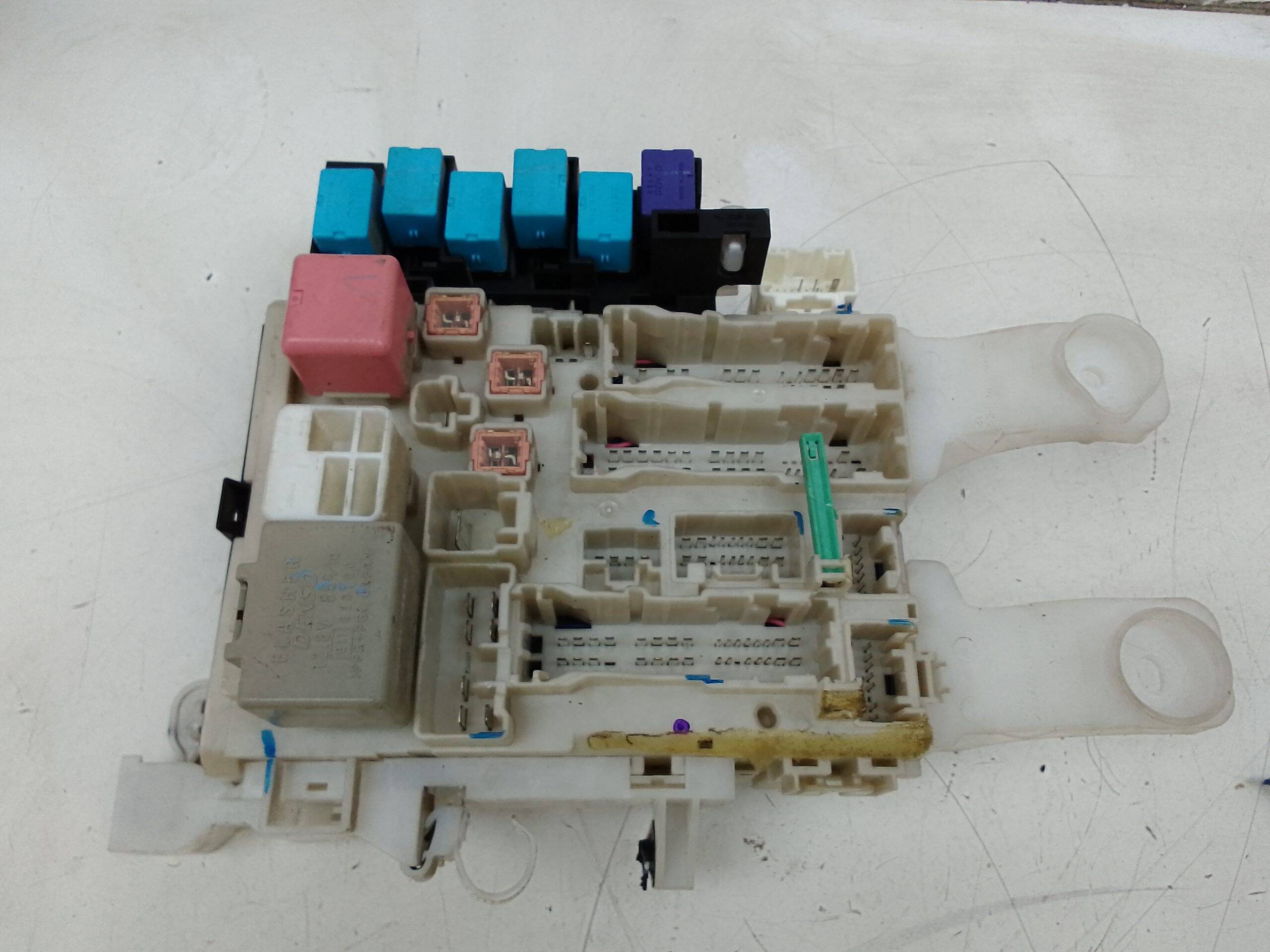 Caja fusibles toyota rav4 (a3)(2005->)