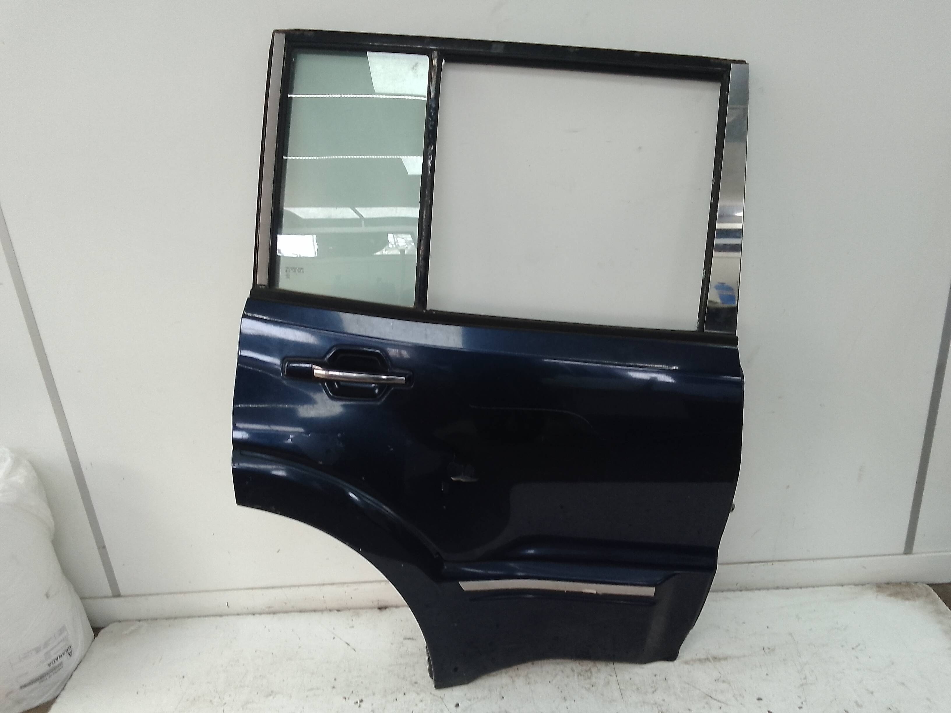 Puerta trasera derecha mitsubishi montero (v60/v70)(2000->)