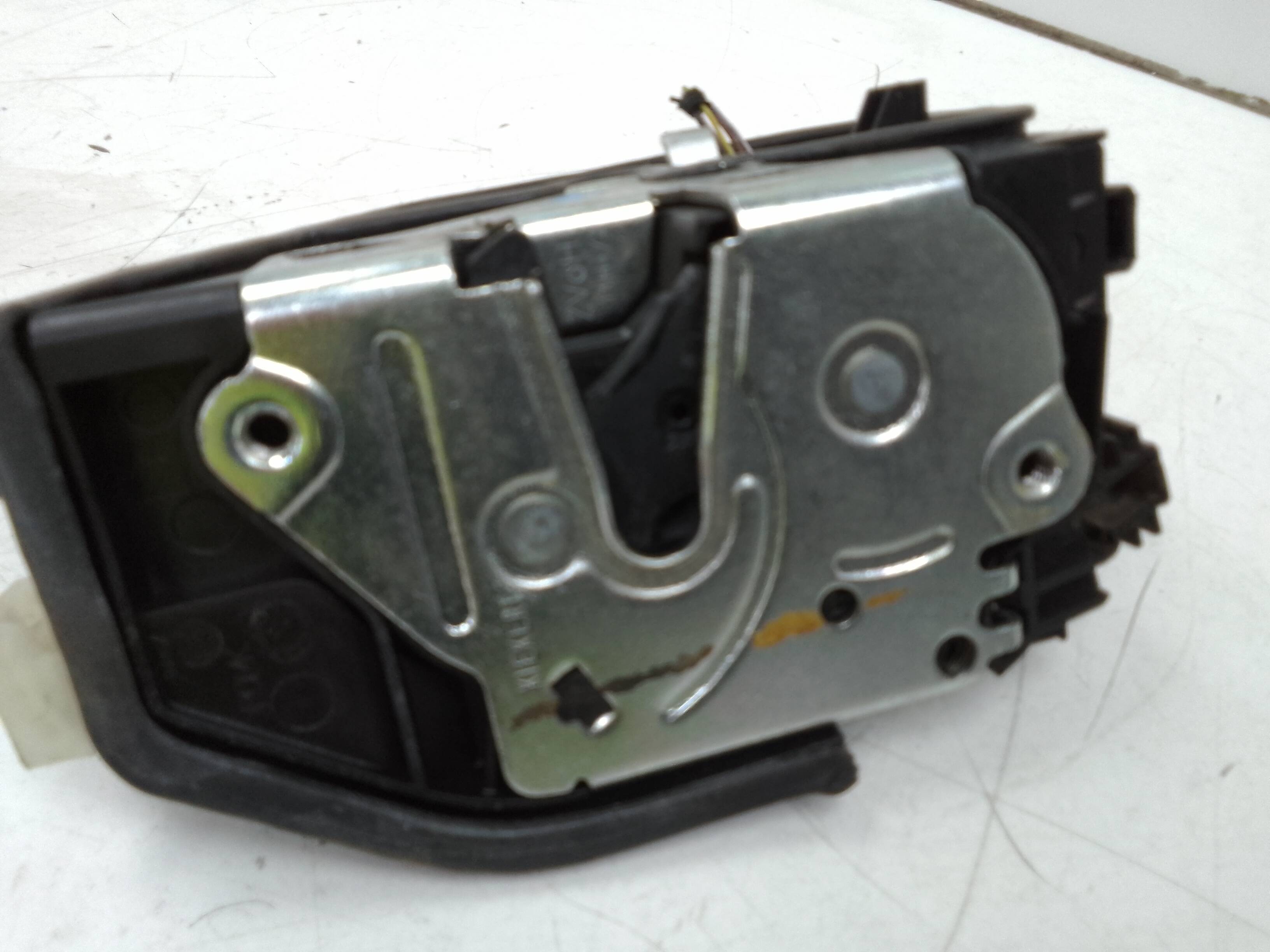 Cerradura puerta trasera izquierda bmw bmw serie 3 318d e90