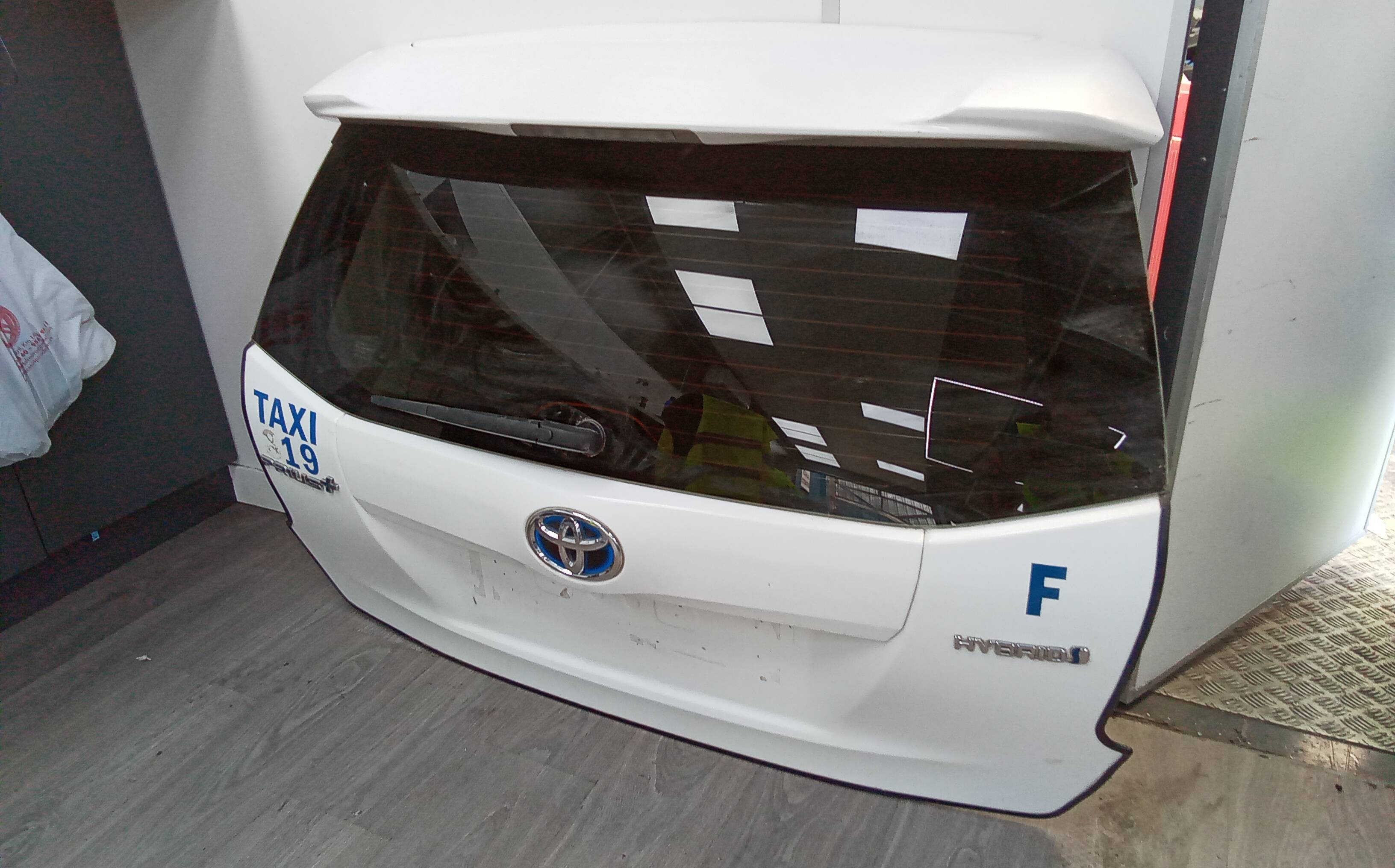 Porton trasero toyota prius + (zvw40)(2012->)