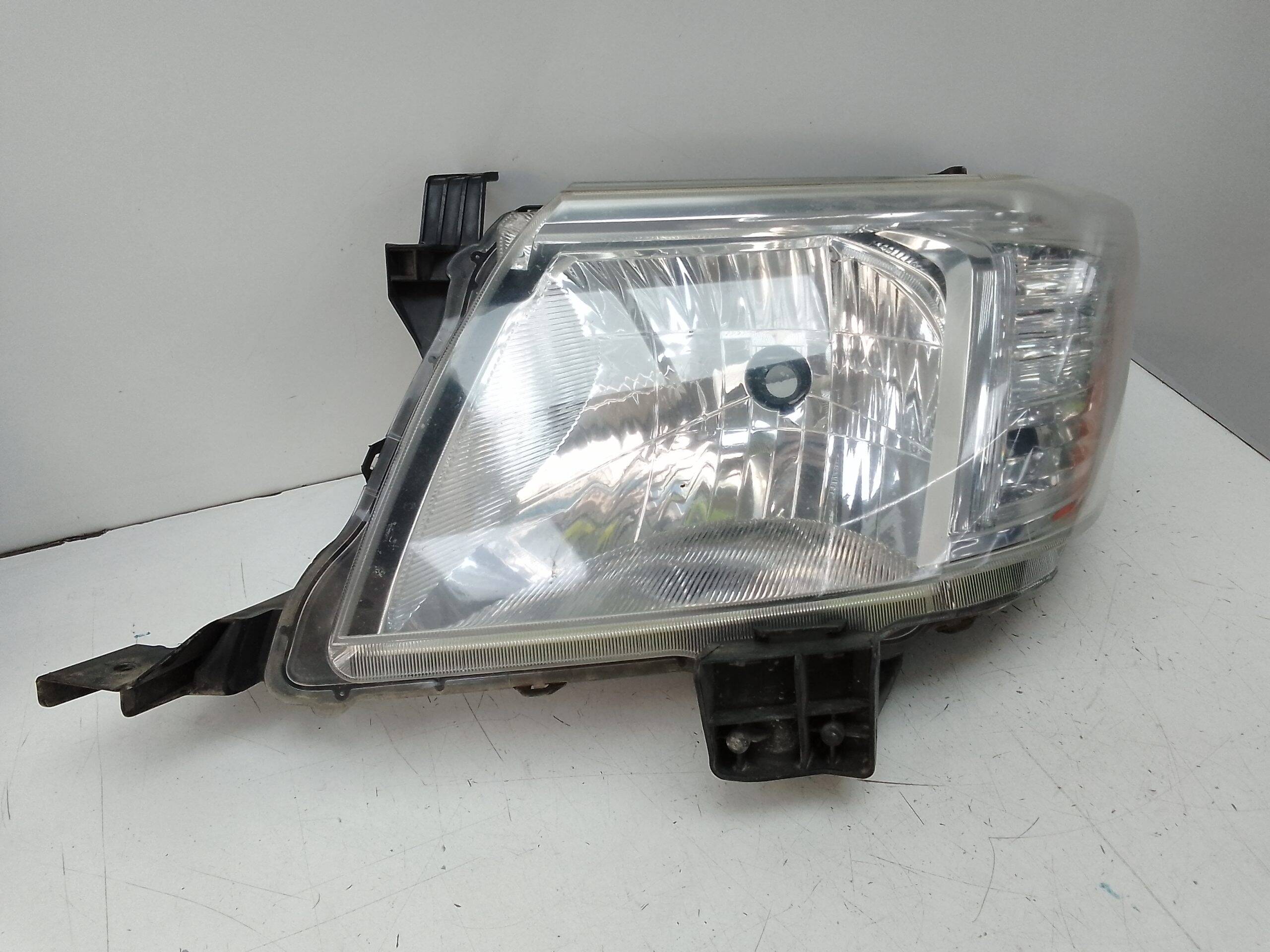 Faro izquierdo toyota hilux (kun)(2005->)