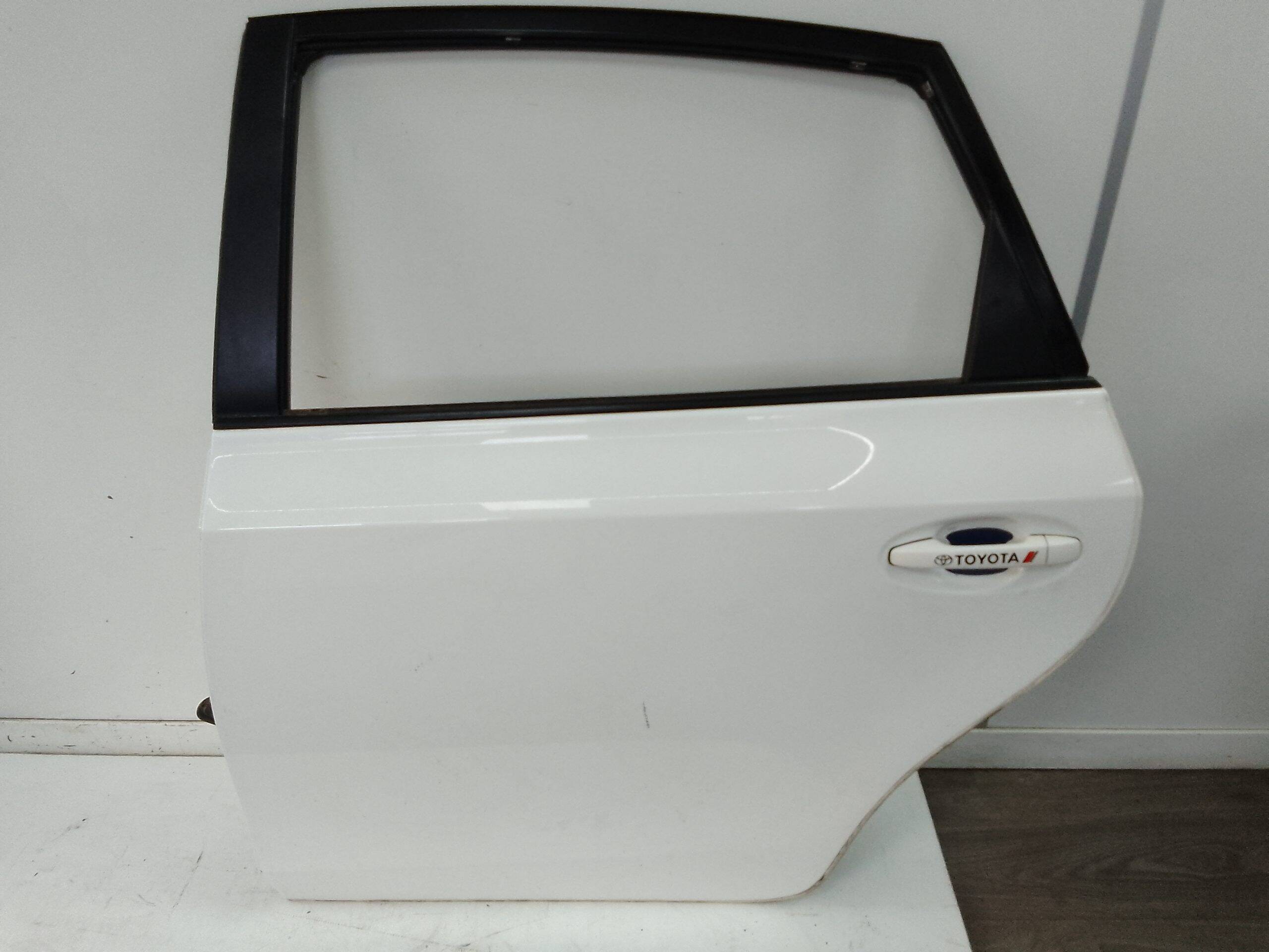 Puerta trasera izquierda toyota prius + (zvw40)(2012->)