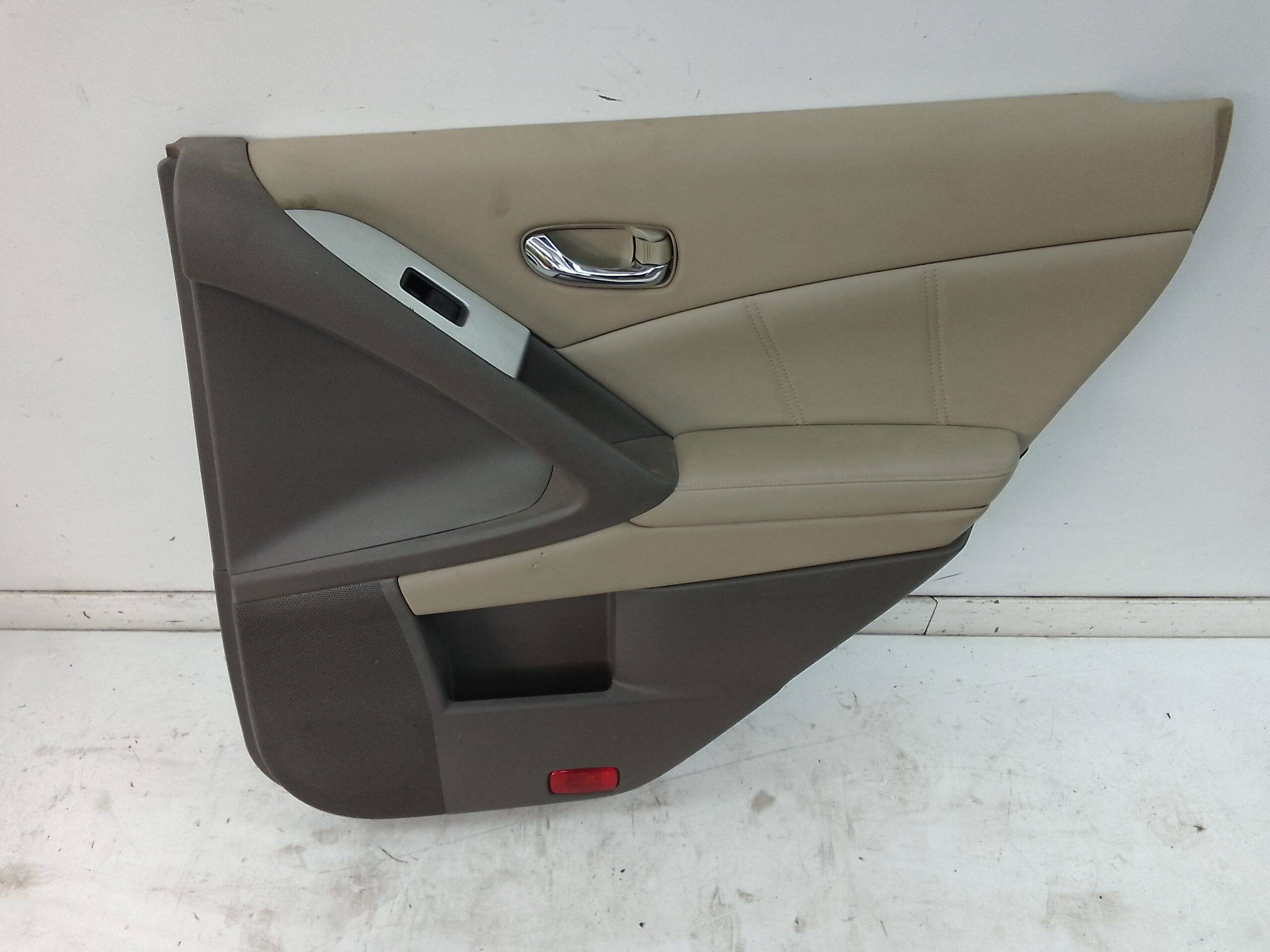 Guarnecido puerta trasera derecha nissan murano (z51)(06.2008->)