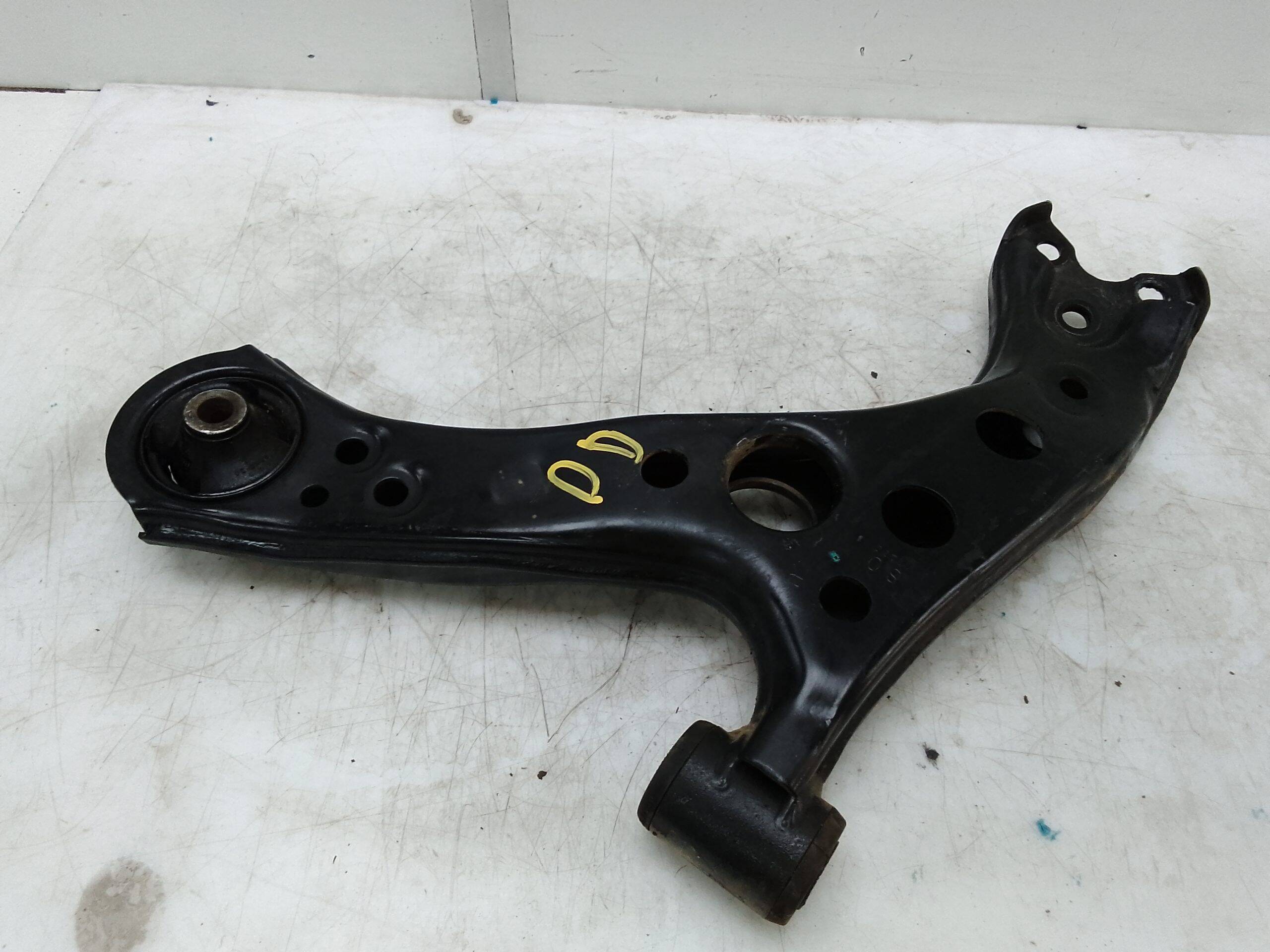 Brazo suspension inferior delantero derecho toyota toyota corolla (e21)(2019->)