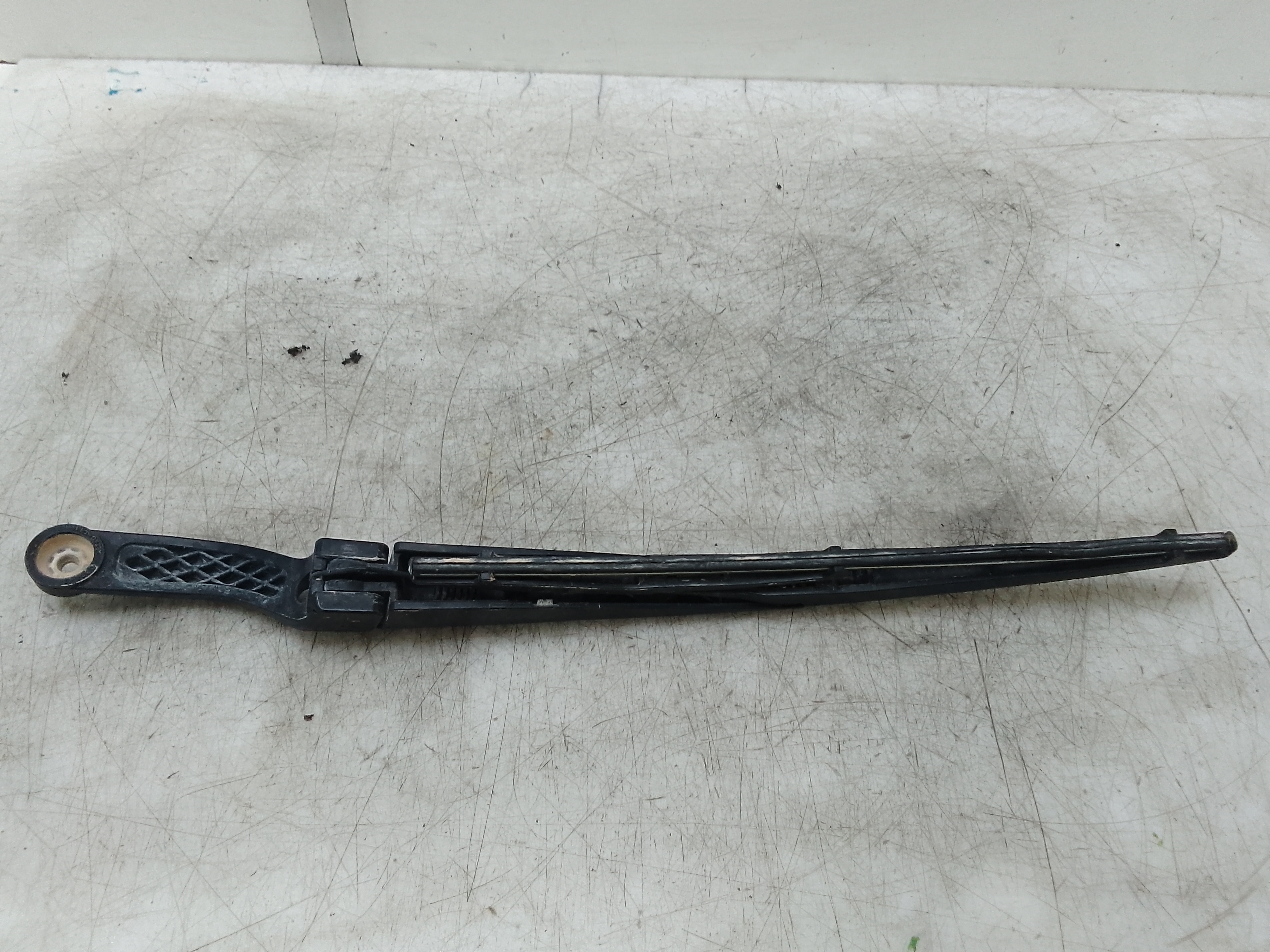 Brazo limpia trasero toyota land cruiser (j15)(2009->)