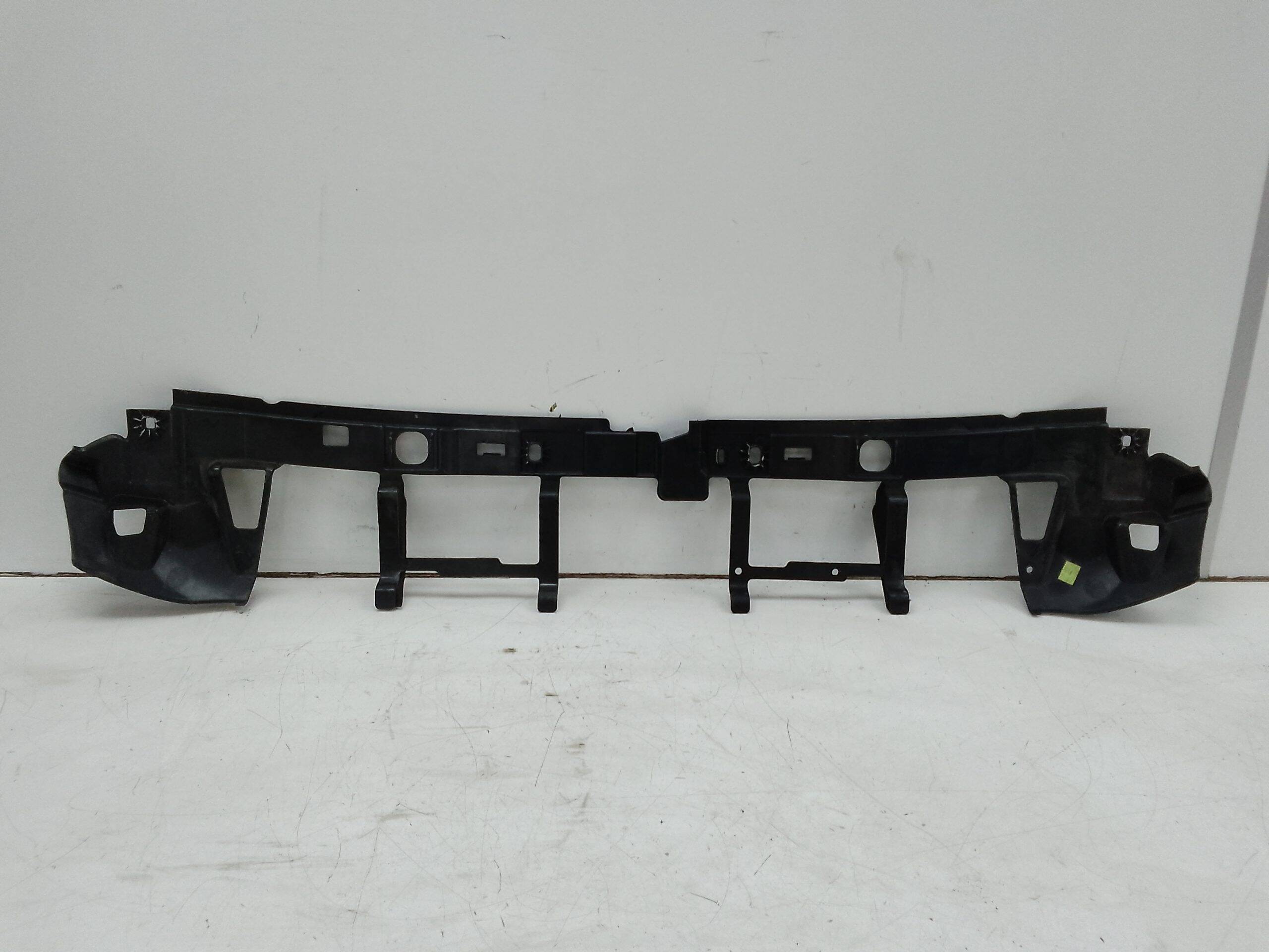 Soporte paragolpes central jaguar e-pace