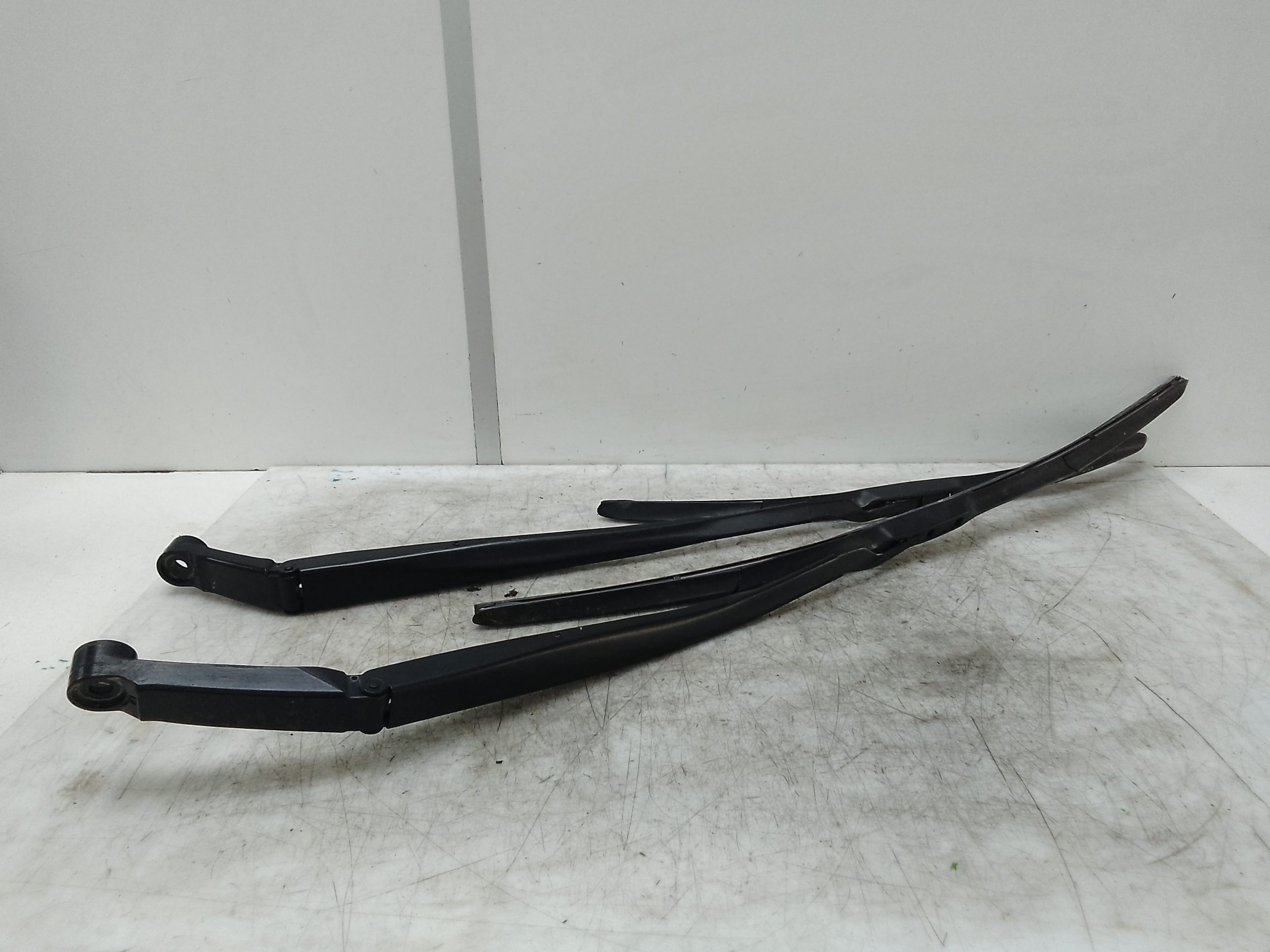 Brazo limpia delantero toyota land cruiser (j15)(2009->)