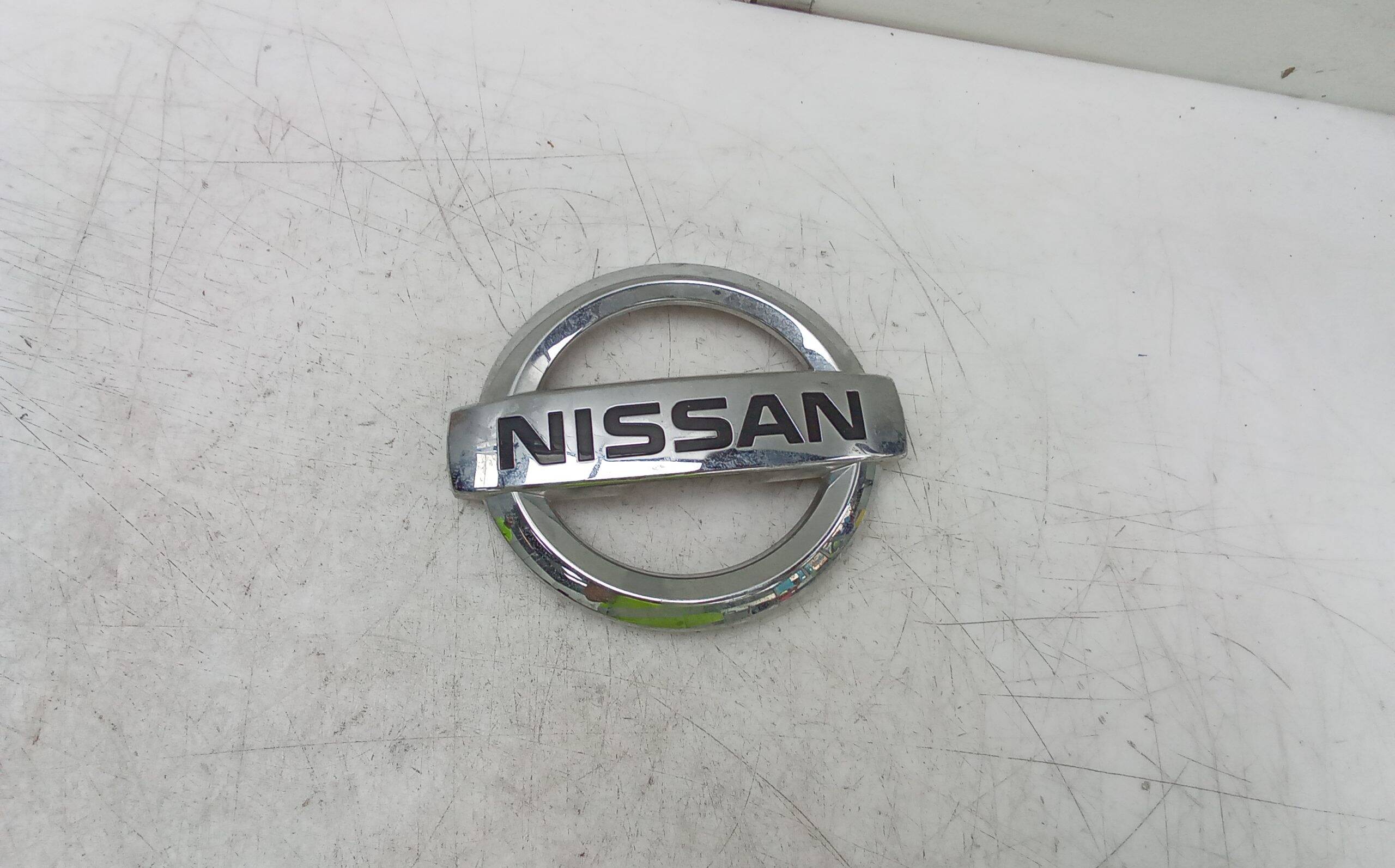 Emblema delantero nissan qashqai ii (j11e)(2013->)