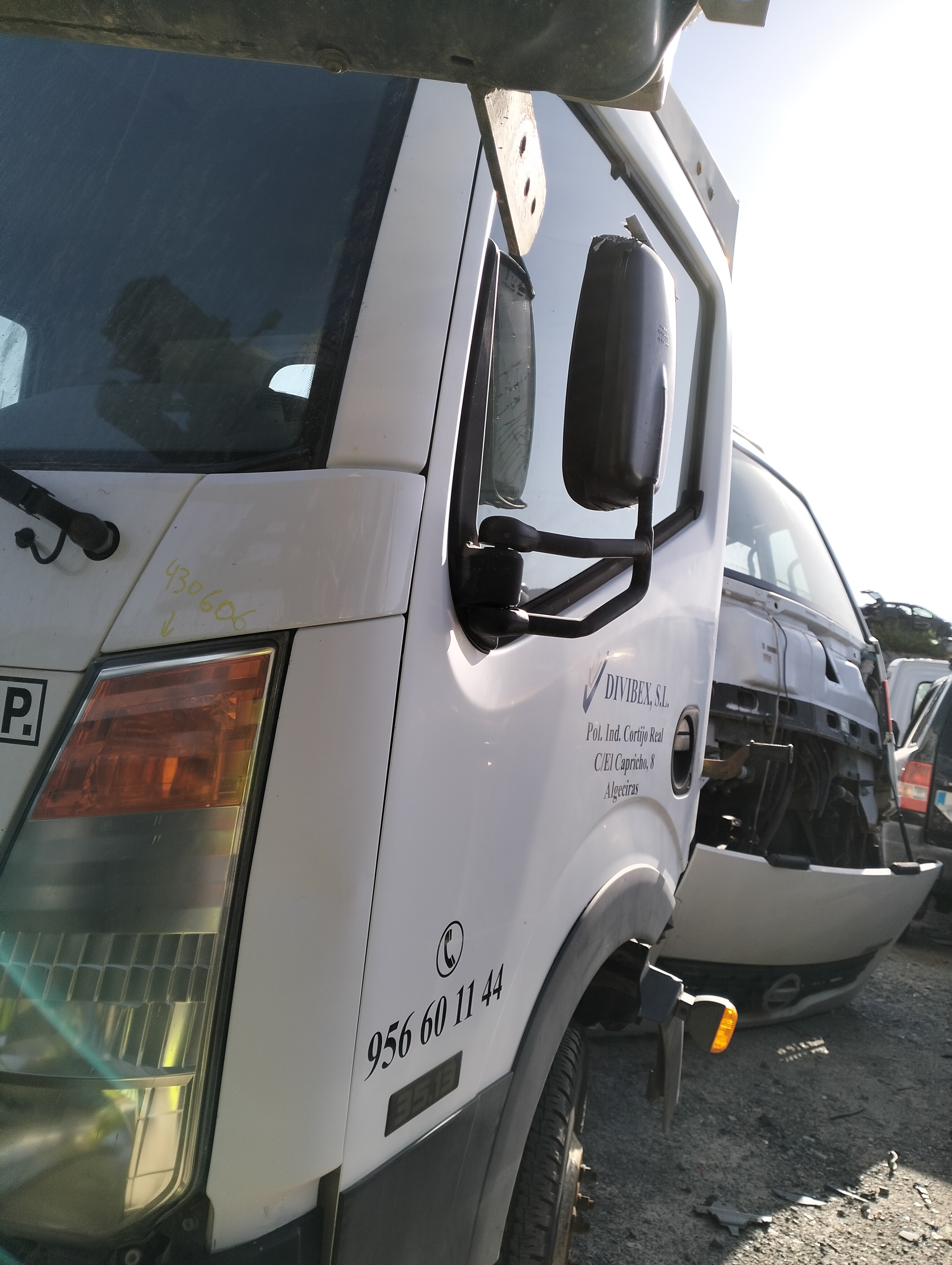 Moldura exterior delantera izquierda nissan cabstar ->09.06