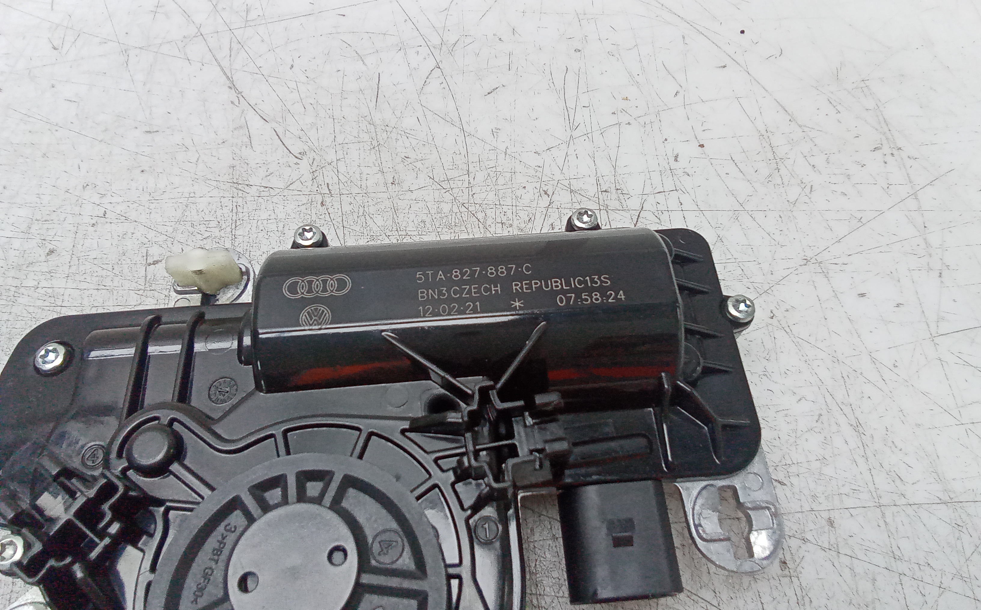 Motor cierre centralizado porton audi q3 (f3b)(11.2018->)