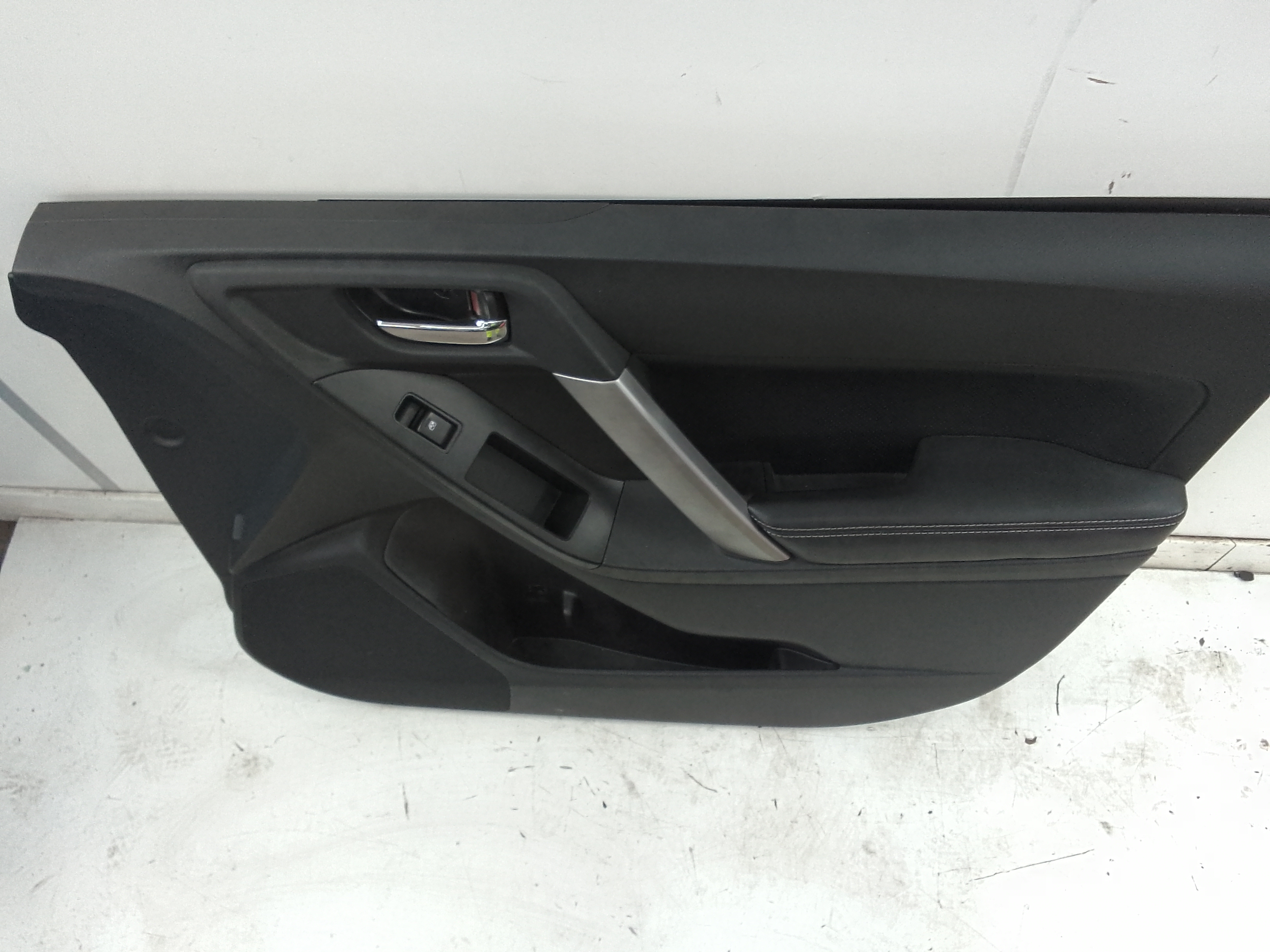 Guarnecido puerta delantera derecha subaru forester (s13/sj)(2013->)