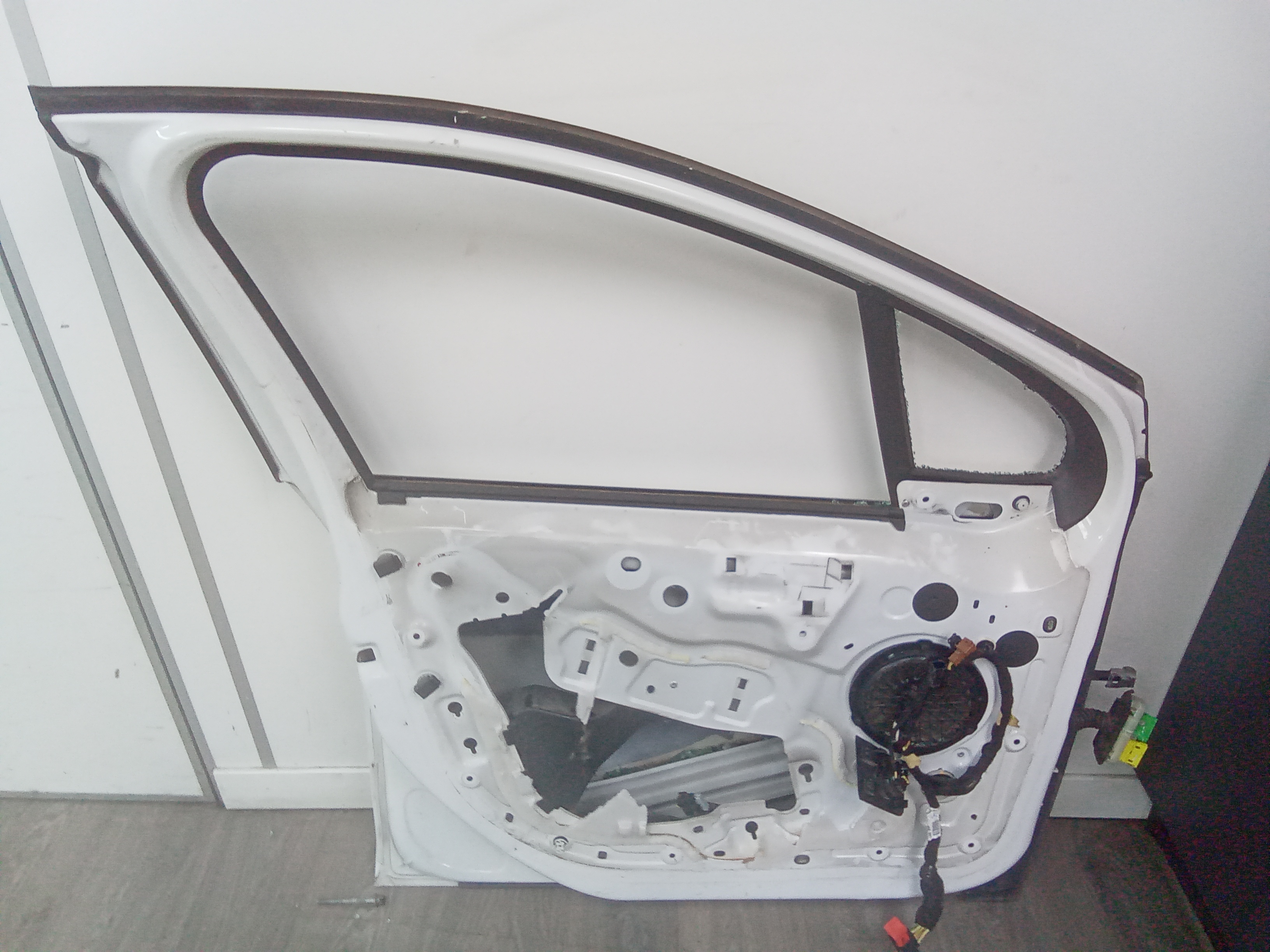 Puerta delantera izquierda peugeot 208 (01.2012->)