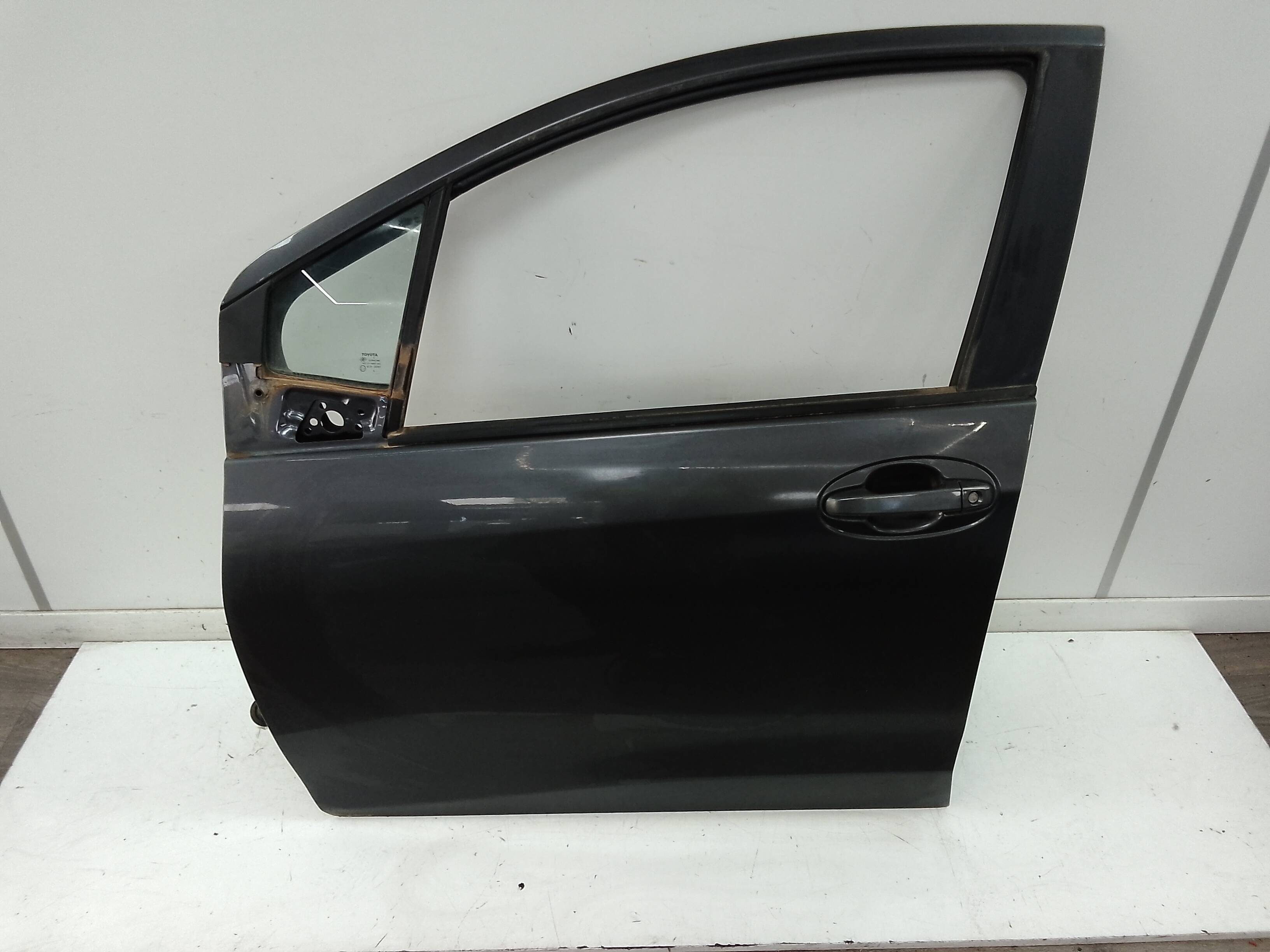 Puerta delantera izquierda toyota yaris (p13)(2014->)