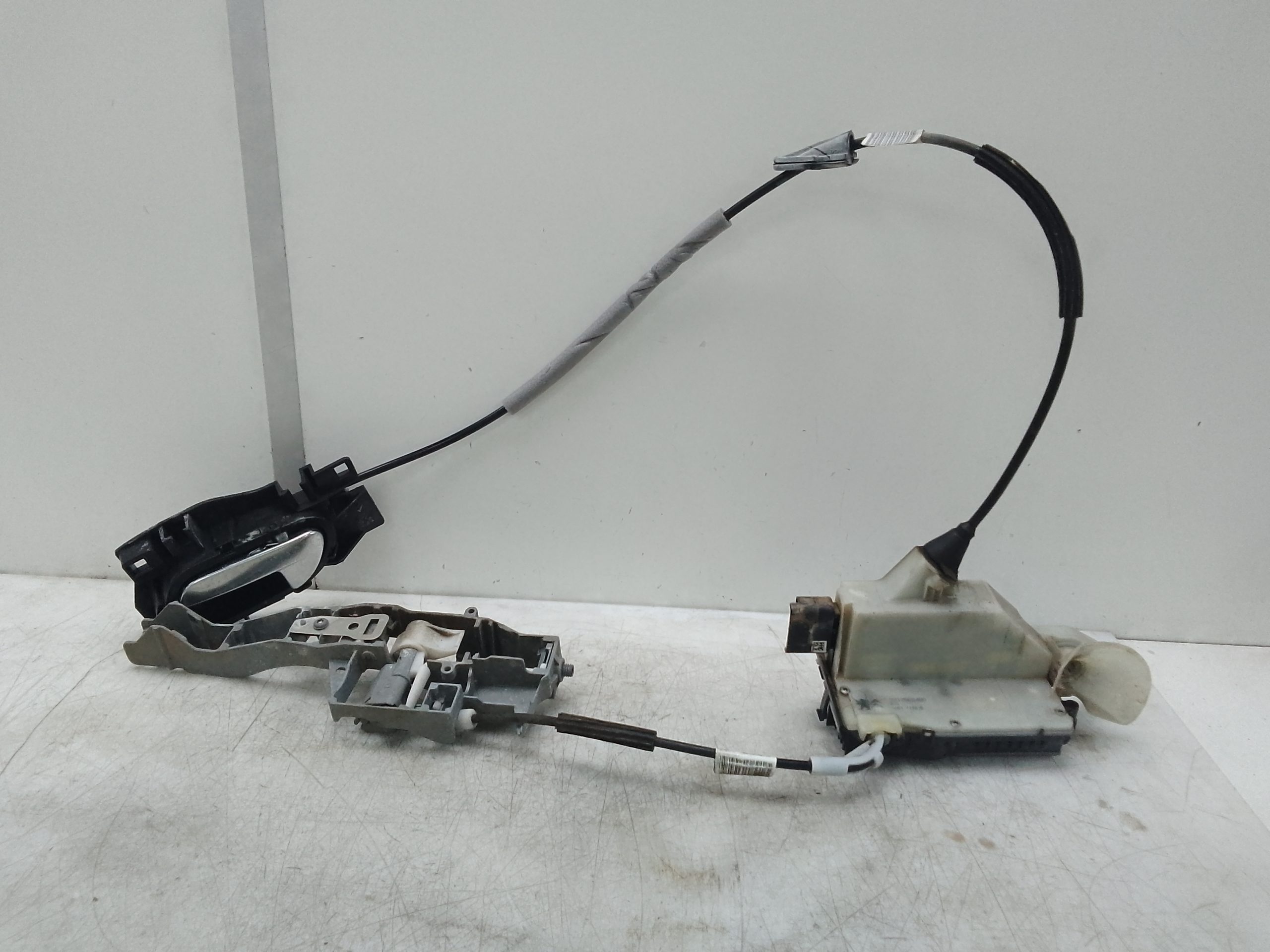 Cerradura puerta delantera izquierda peugeot 208 (01.2012->)