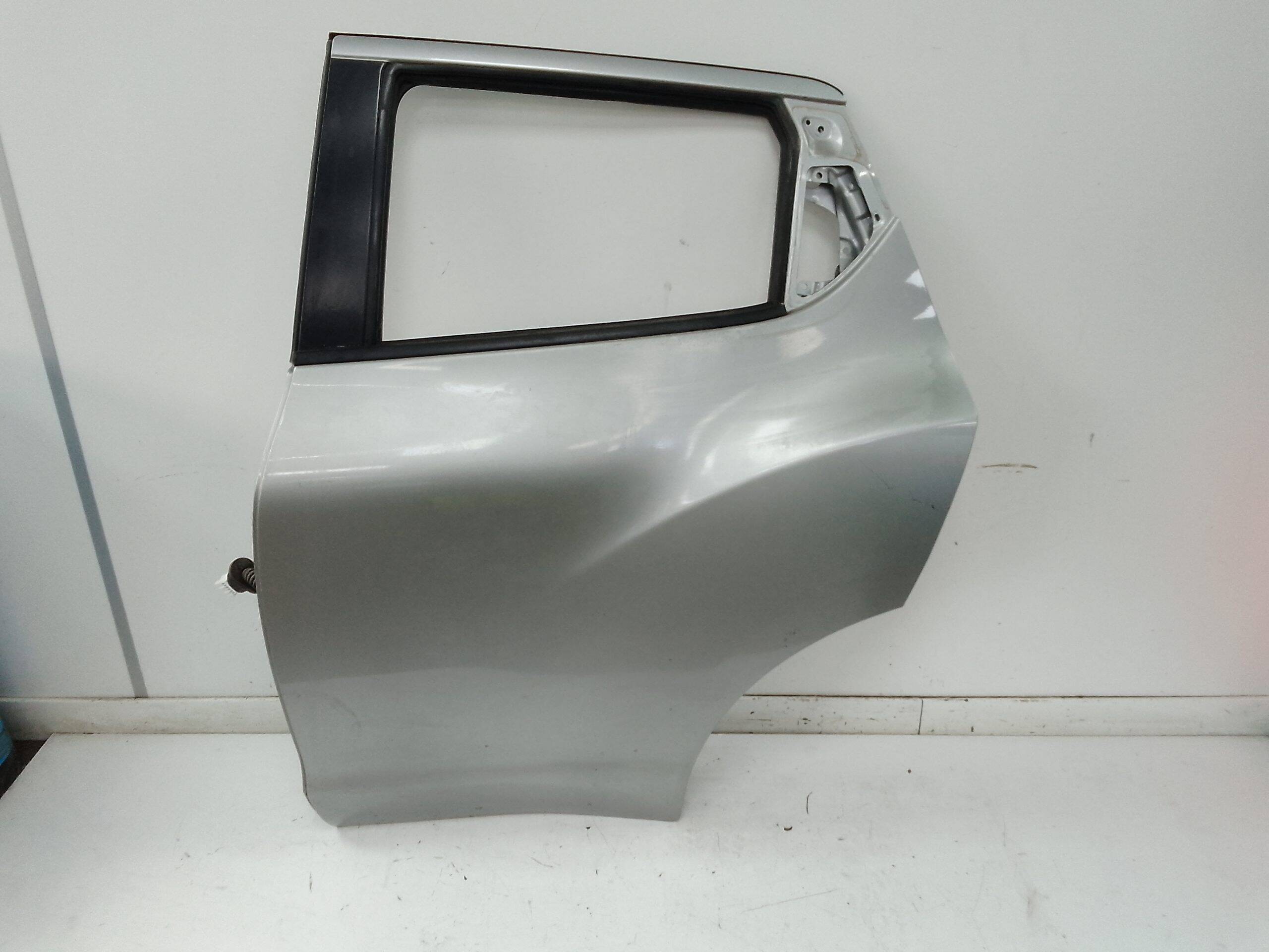 Puerta trasera izquierda nissan juke i (f15e)(06.2010->)