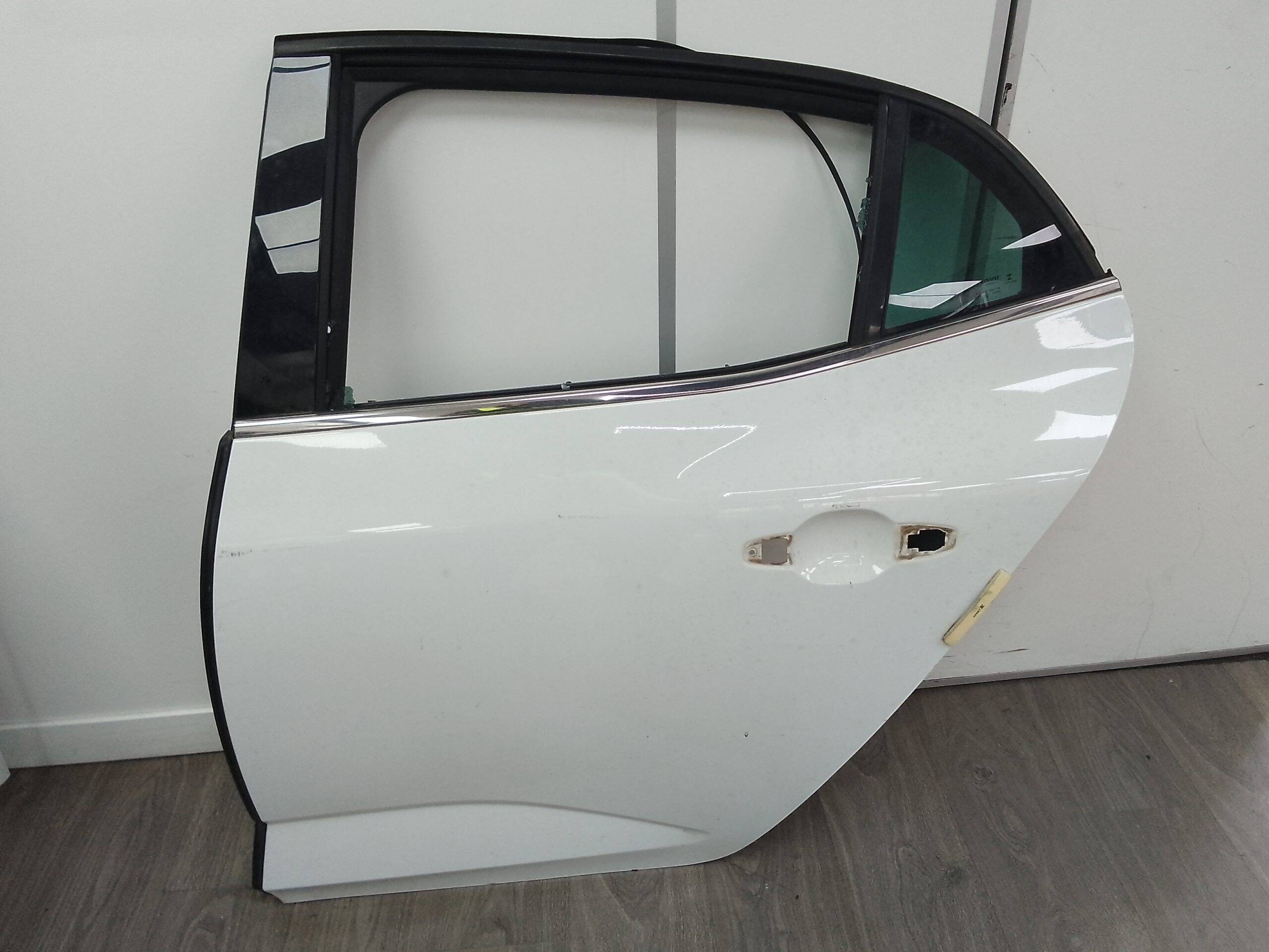 Puerta trasera izquierda renault megane iv berlina 5p (12.2015->)