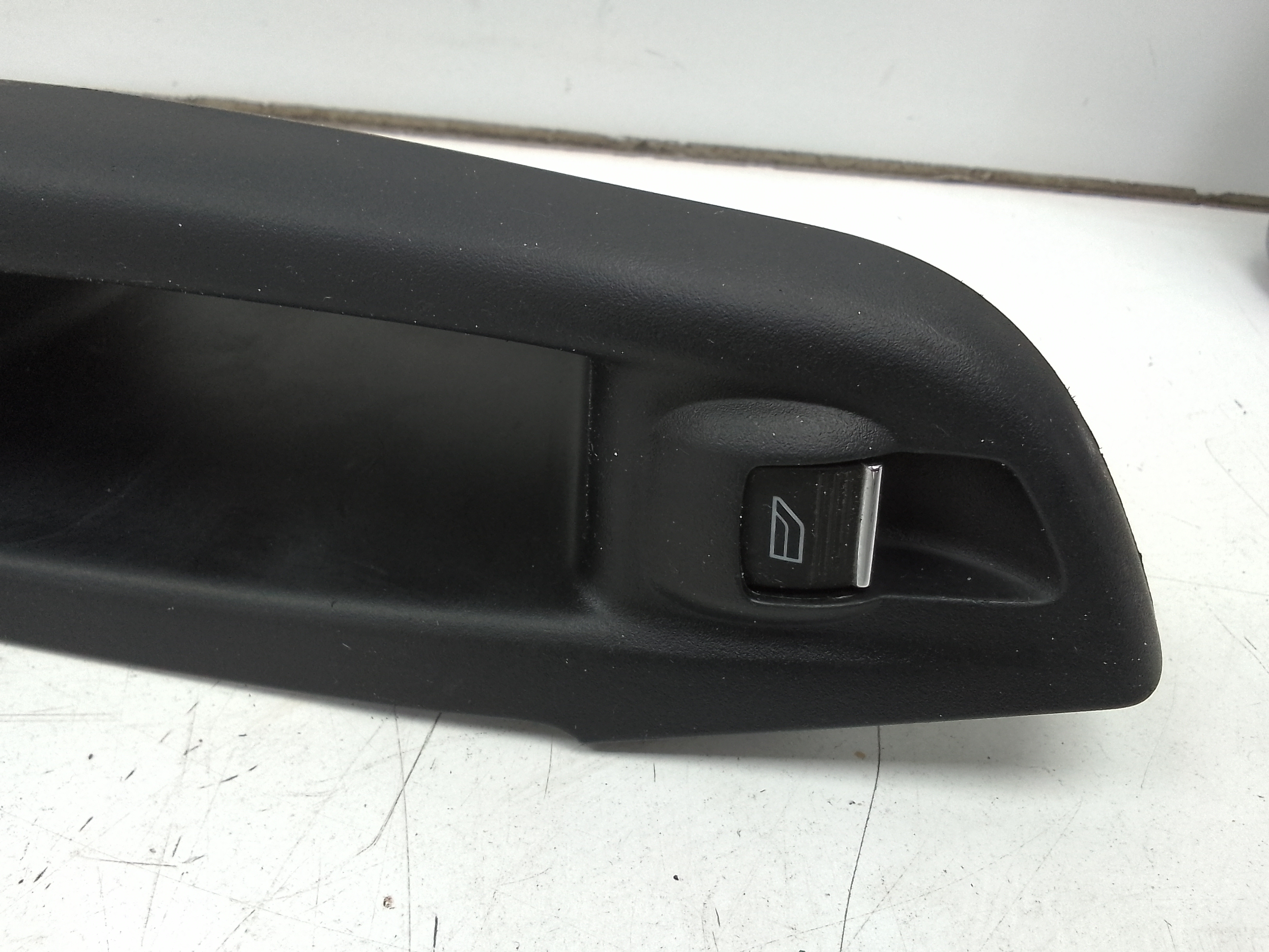 Mando elevalunas trasero derecho ford focus berlina (cb8)(2010->)