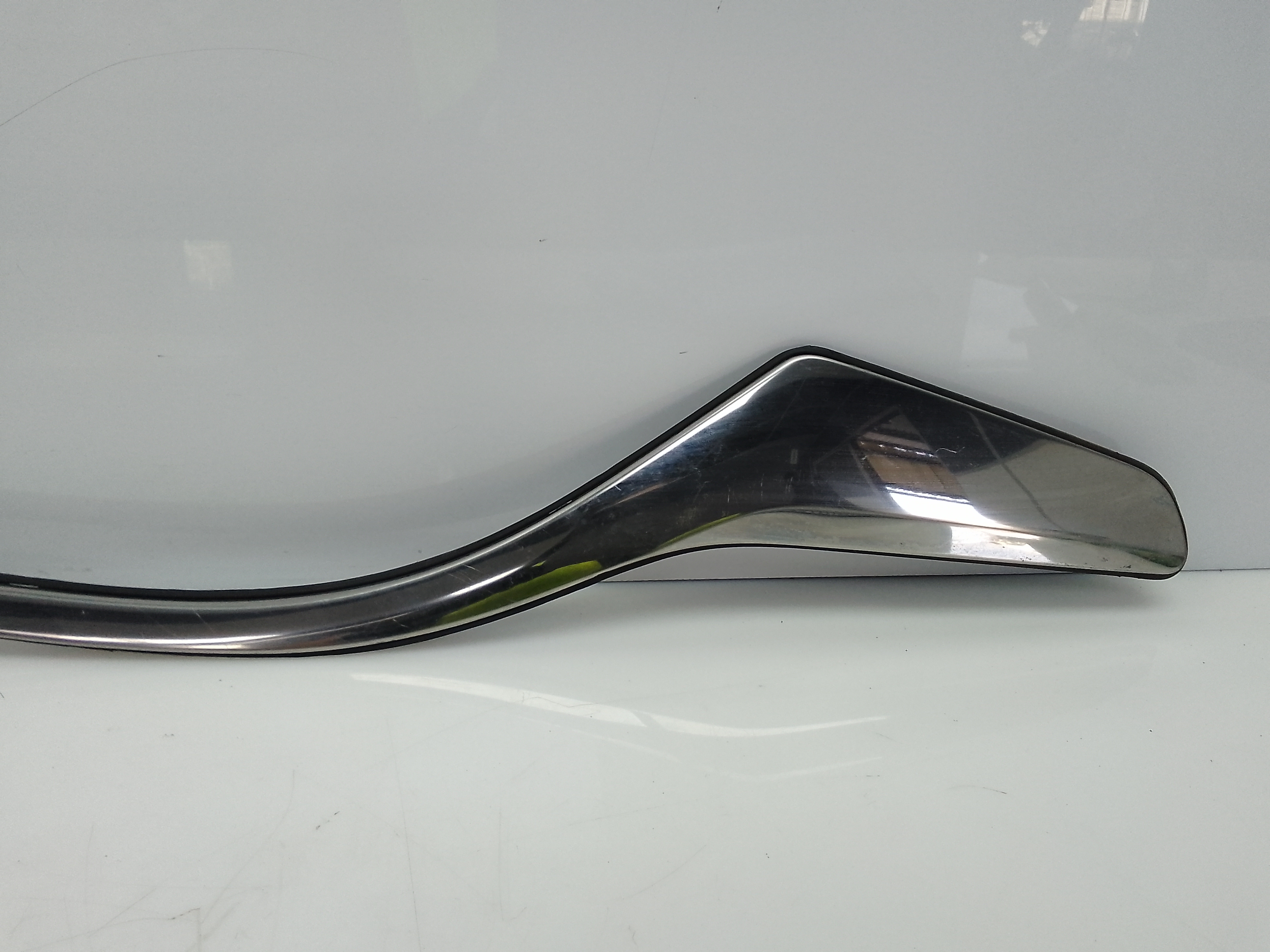 Moldura puerta trasera  izquierda peugeot 208 (01.2012->)