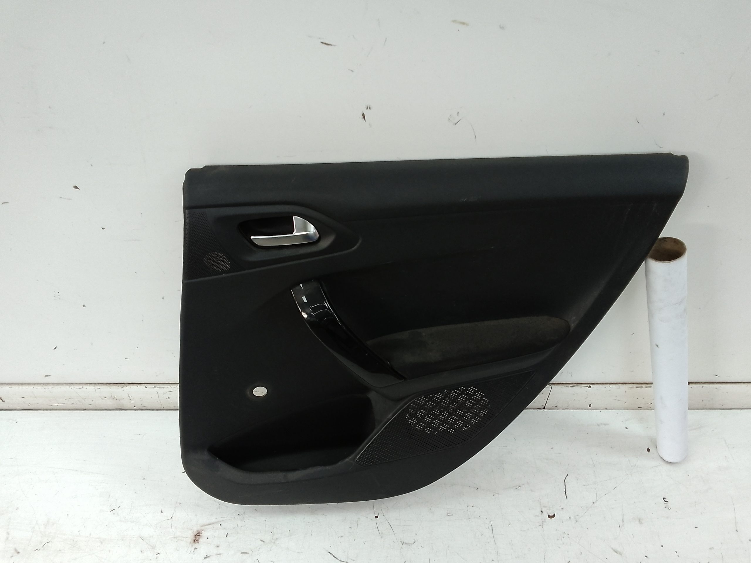 Guarnecido puerta trasera derecha peugeot 208 (01.2012->)