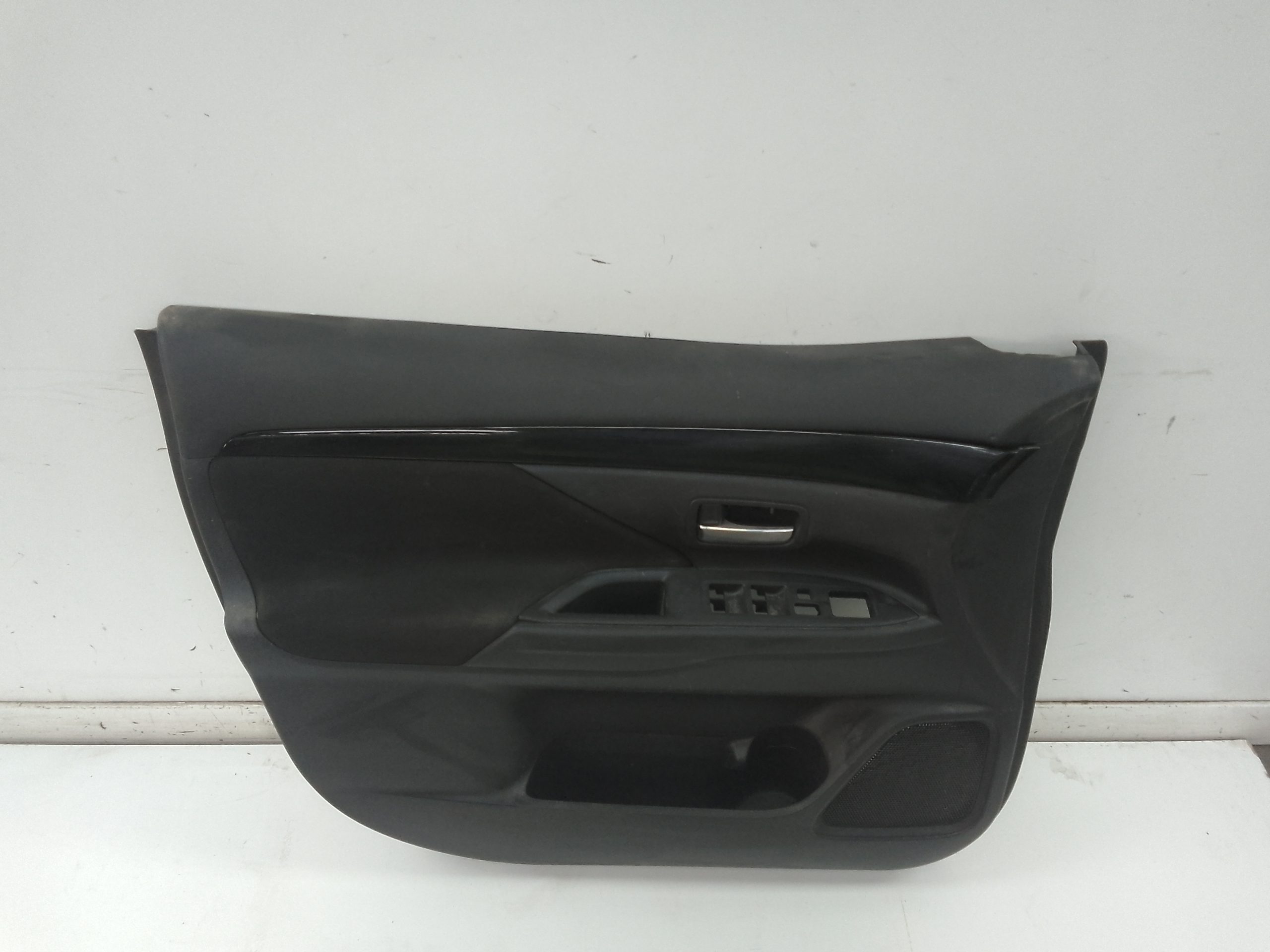 Guarnecido puerta delantera izquierda mitsubishi outlander (gf0/gg0)(2012->)