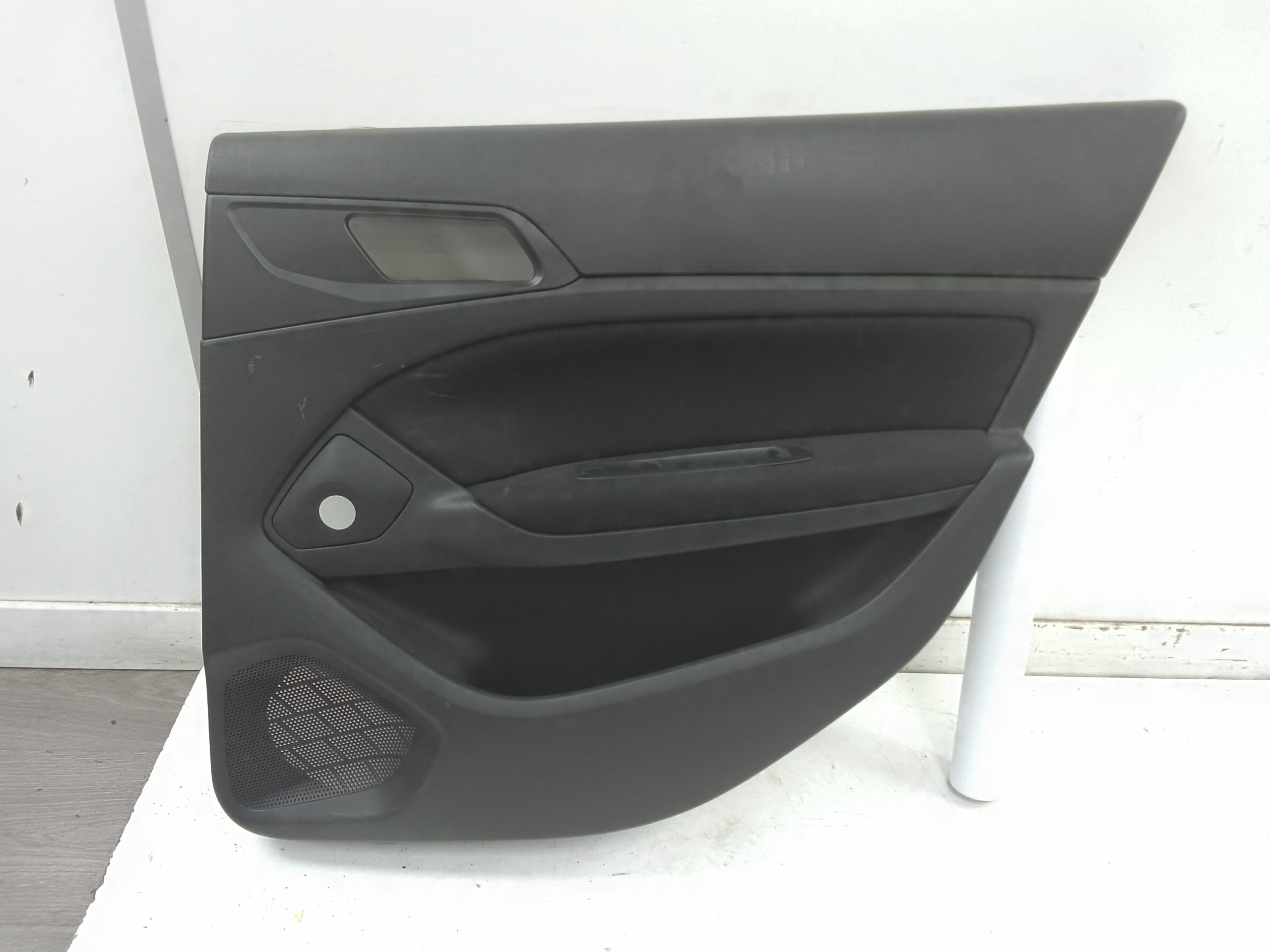 Guarnecido puerta trasera derecha peugeot 308 (2013->)